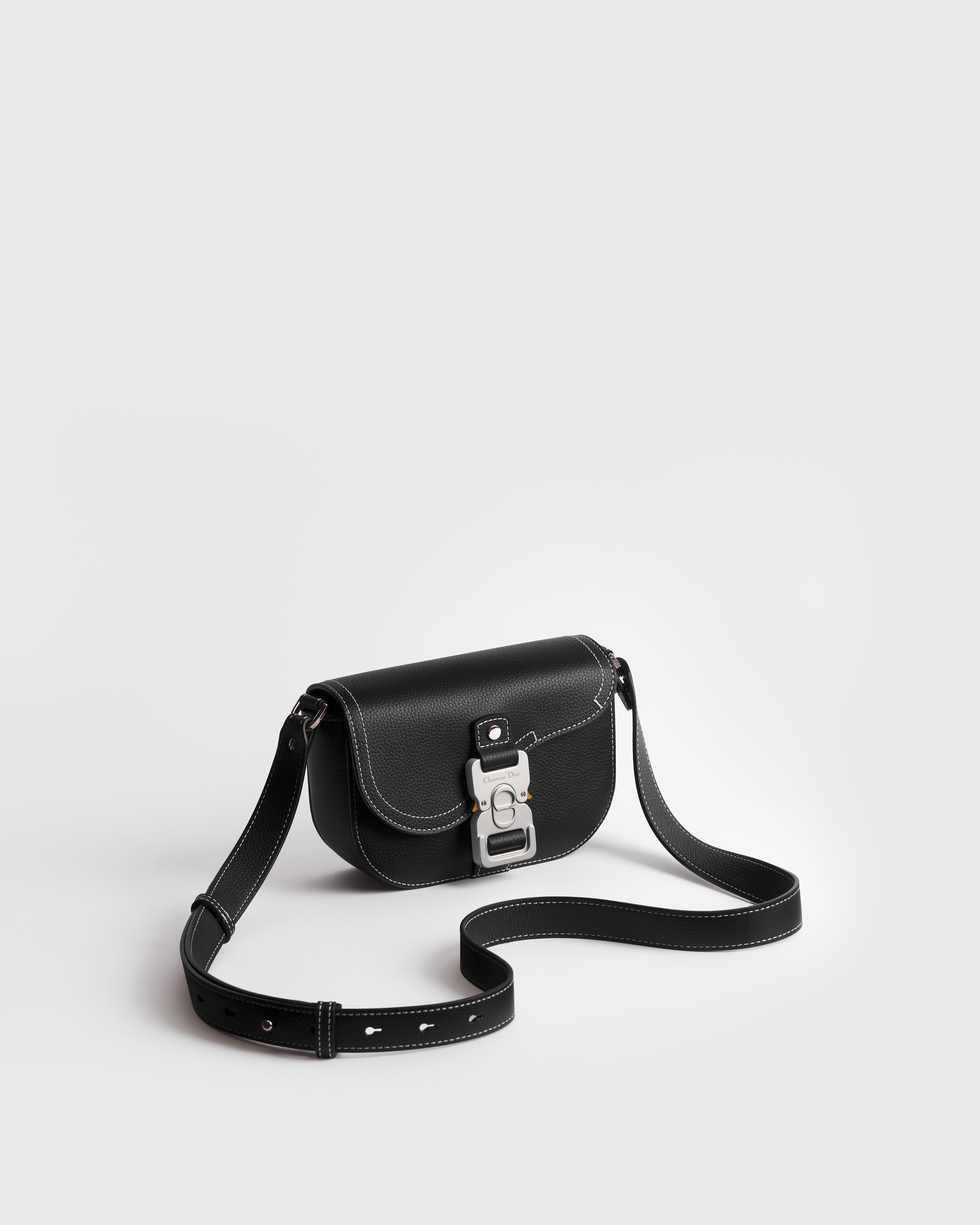 迷你 Saddle 翻蓋郵差袋 黑色顆粒小牛皮 E03