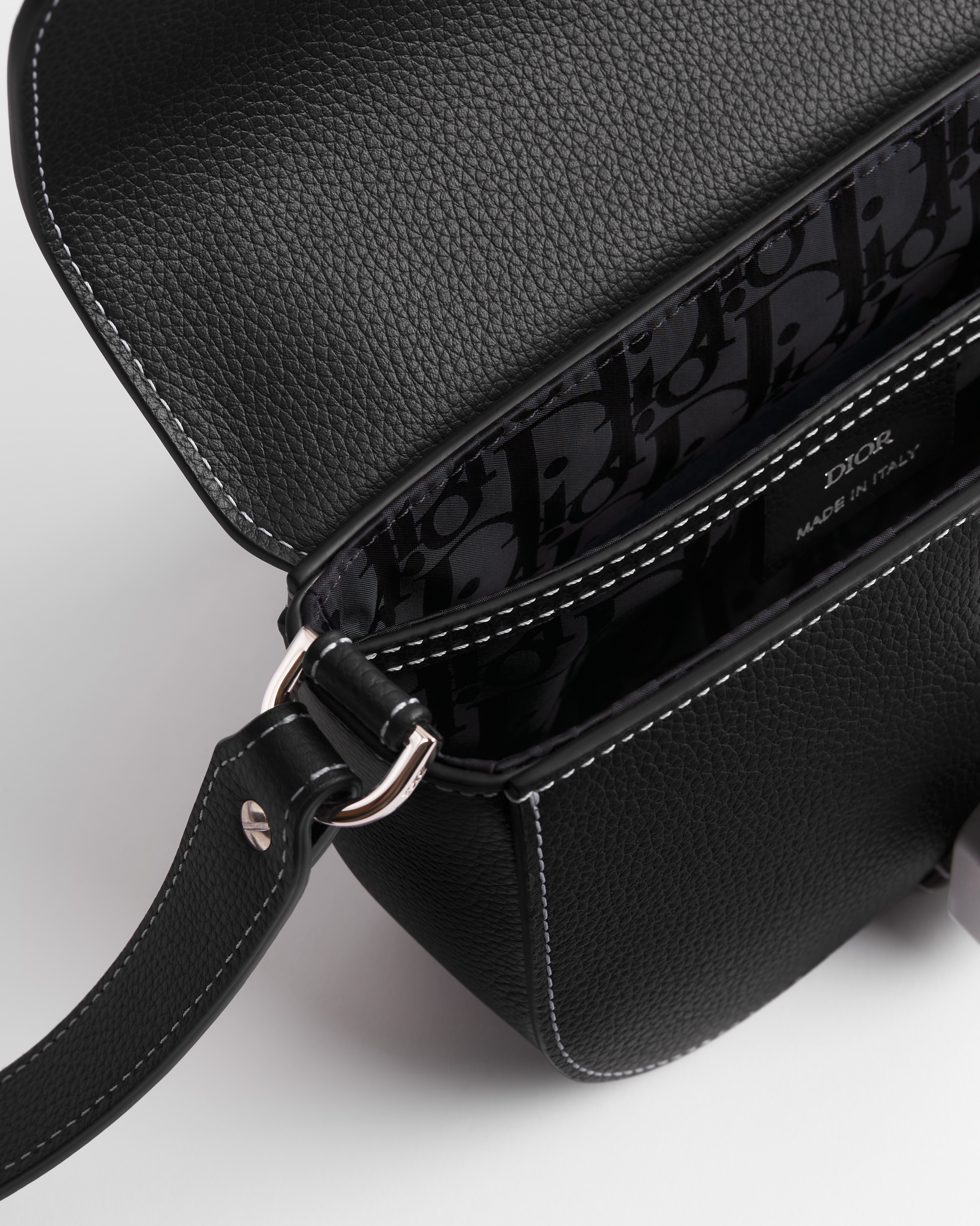 迷你 Saddle 翻蓋郵差袋 黑色顆粒小牛皮 E06