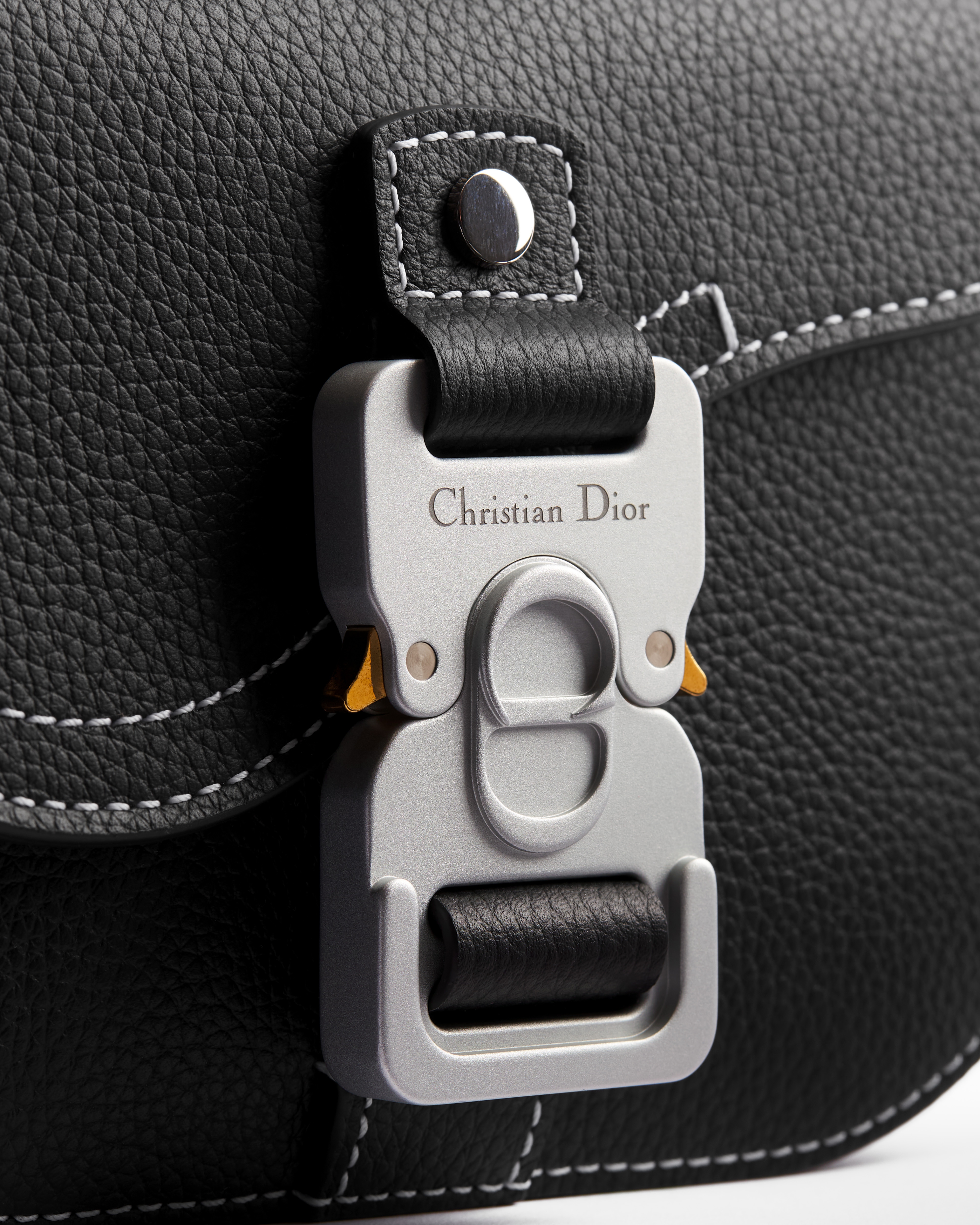 迷你 Saddle 翻蓋郵差袋 黑色顆粒小牛皮 E11