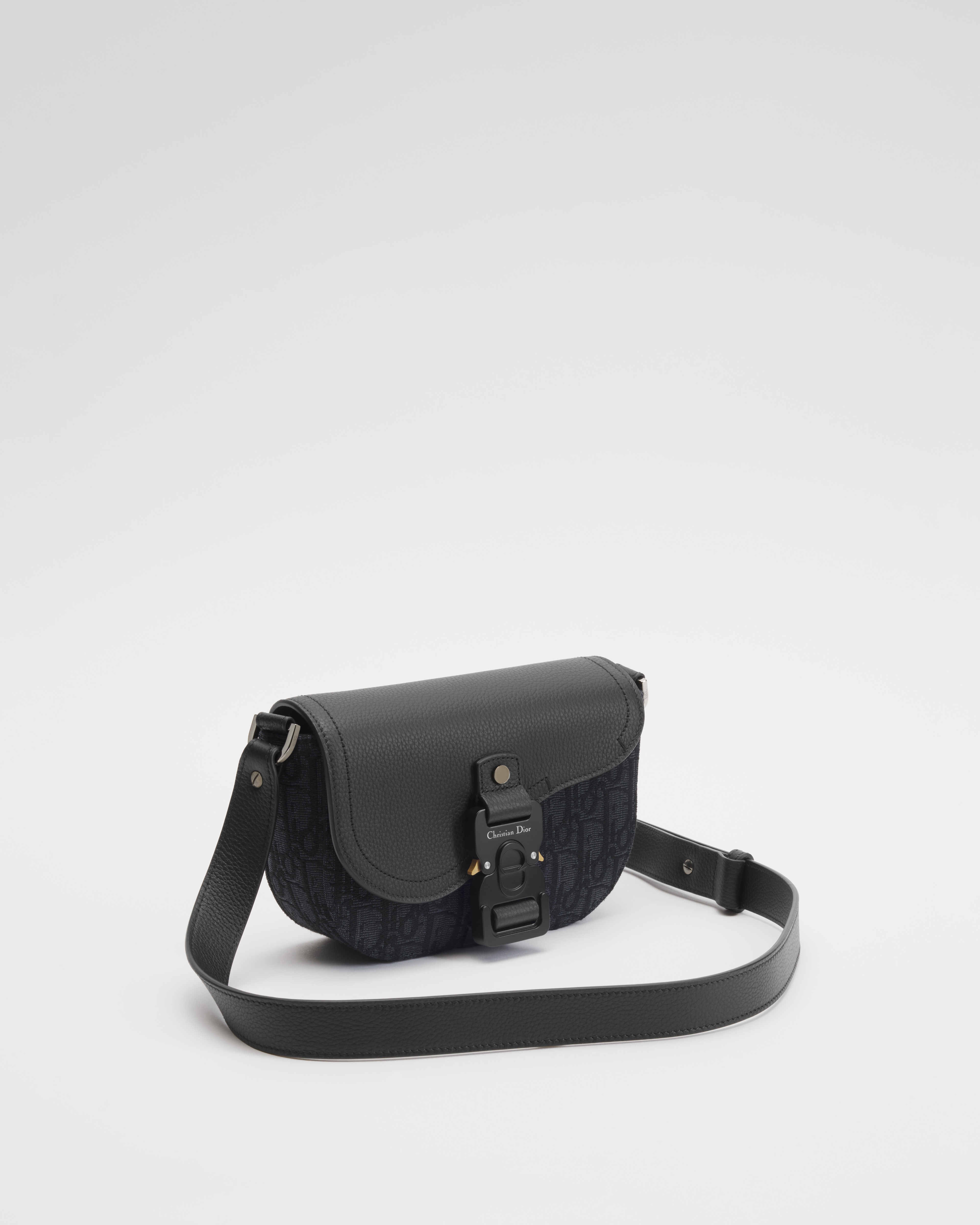 حقيبة مسنجر Saddle بحجم ميني مع غطاء قلّاب نمط ديور أوبليك الأسود بحبك الجاكار وجلد العجل المحبّب الأسود E03