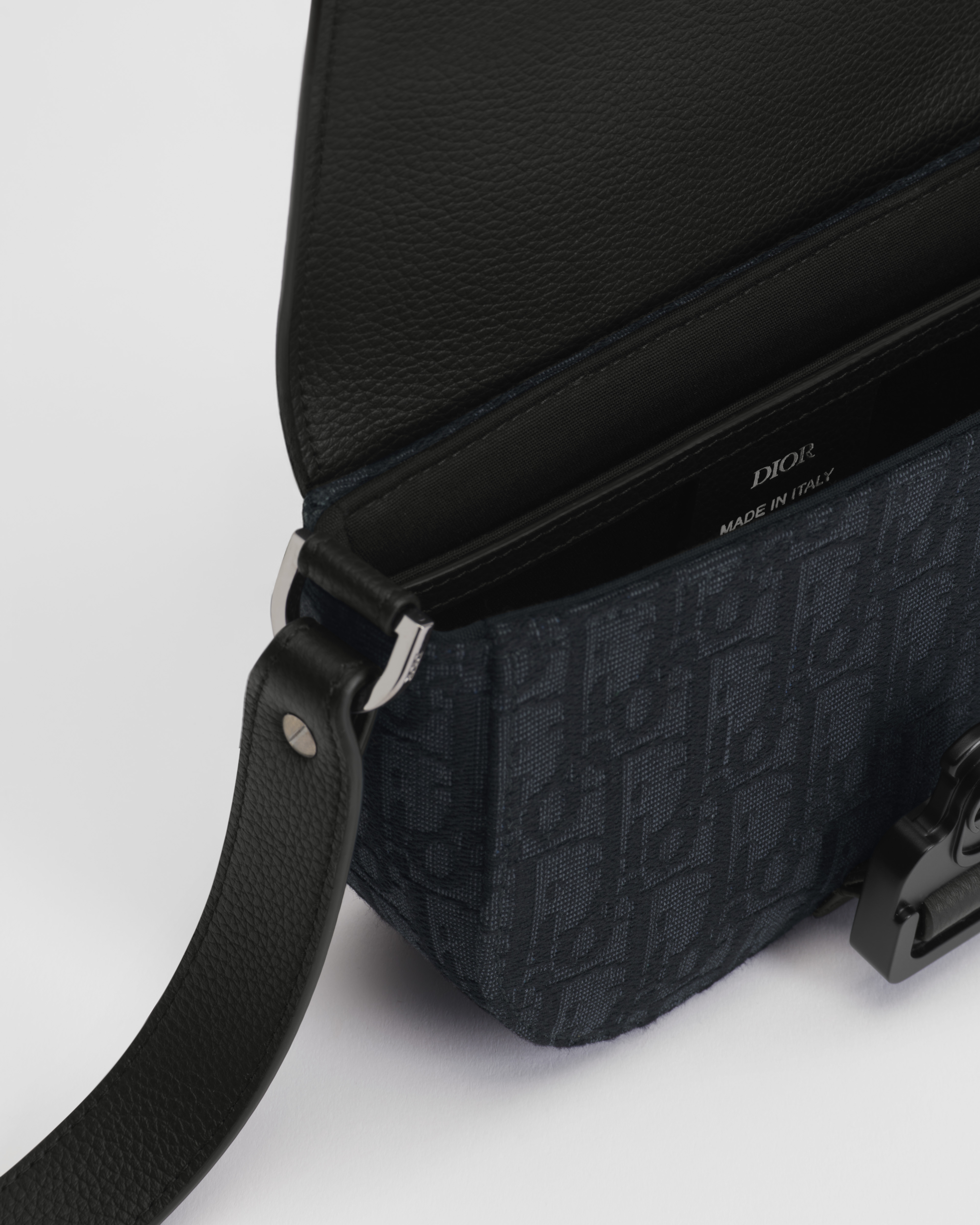 迷你 Saddle 翻蓋郵差袋 黑色 Dior Oblique 緹花和黑色顆粒小牛皮 E06