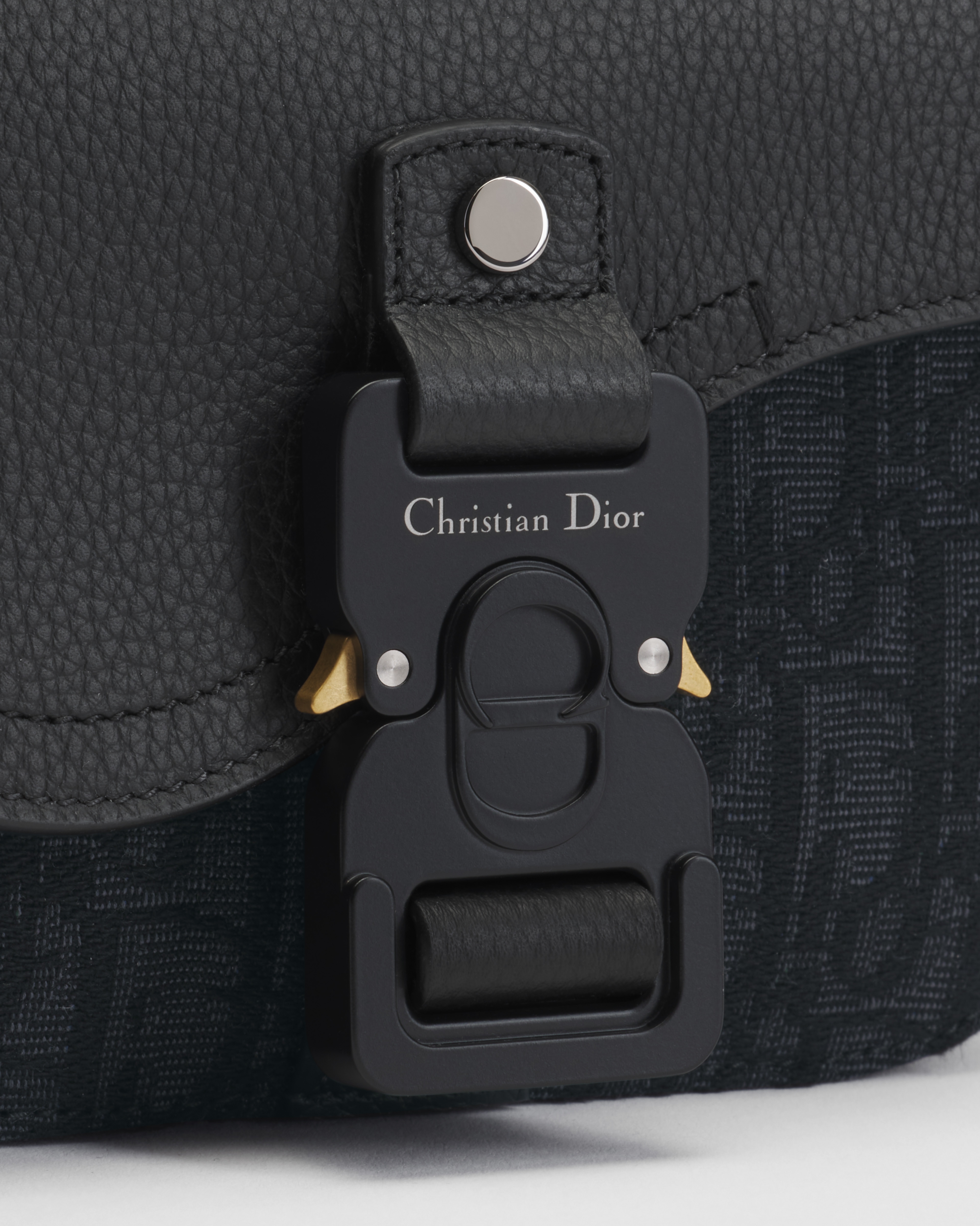 Mini Saddle Messenger Tasche mit Umschlagklappe Dior Oblique Jacquard in Schwarz und genarbtes Kalbsleder in Schwarz E10