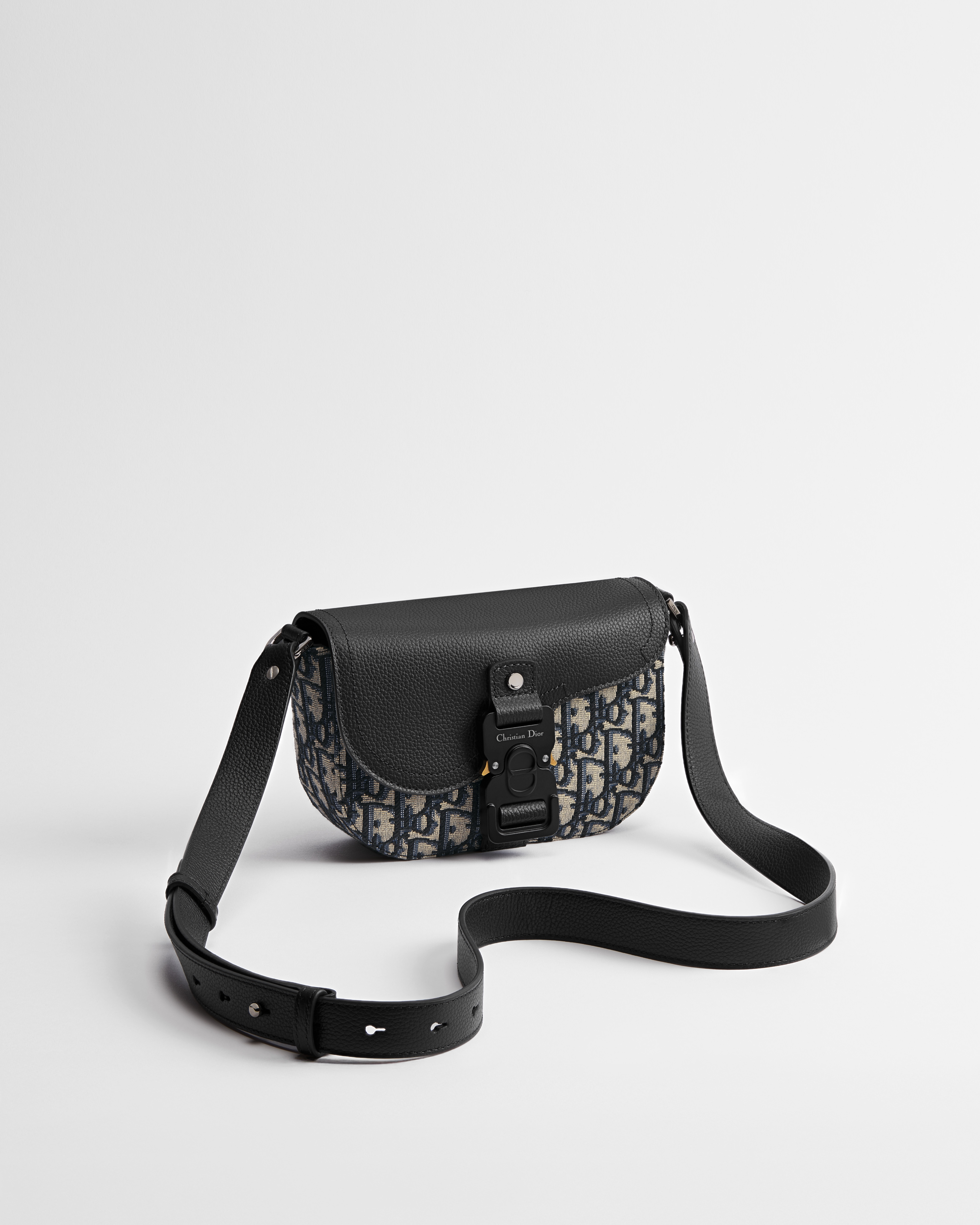 迷你 Saddle 翻蓋郵差袋 米色和黑色 Dior Oblique 圖案緹花及黑色顆粒小牛皮 E03