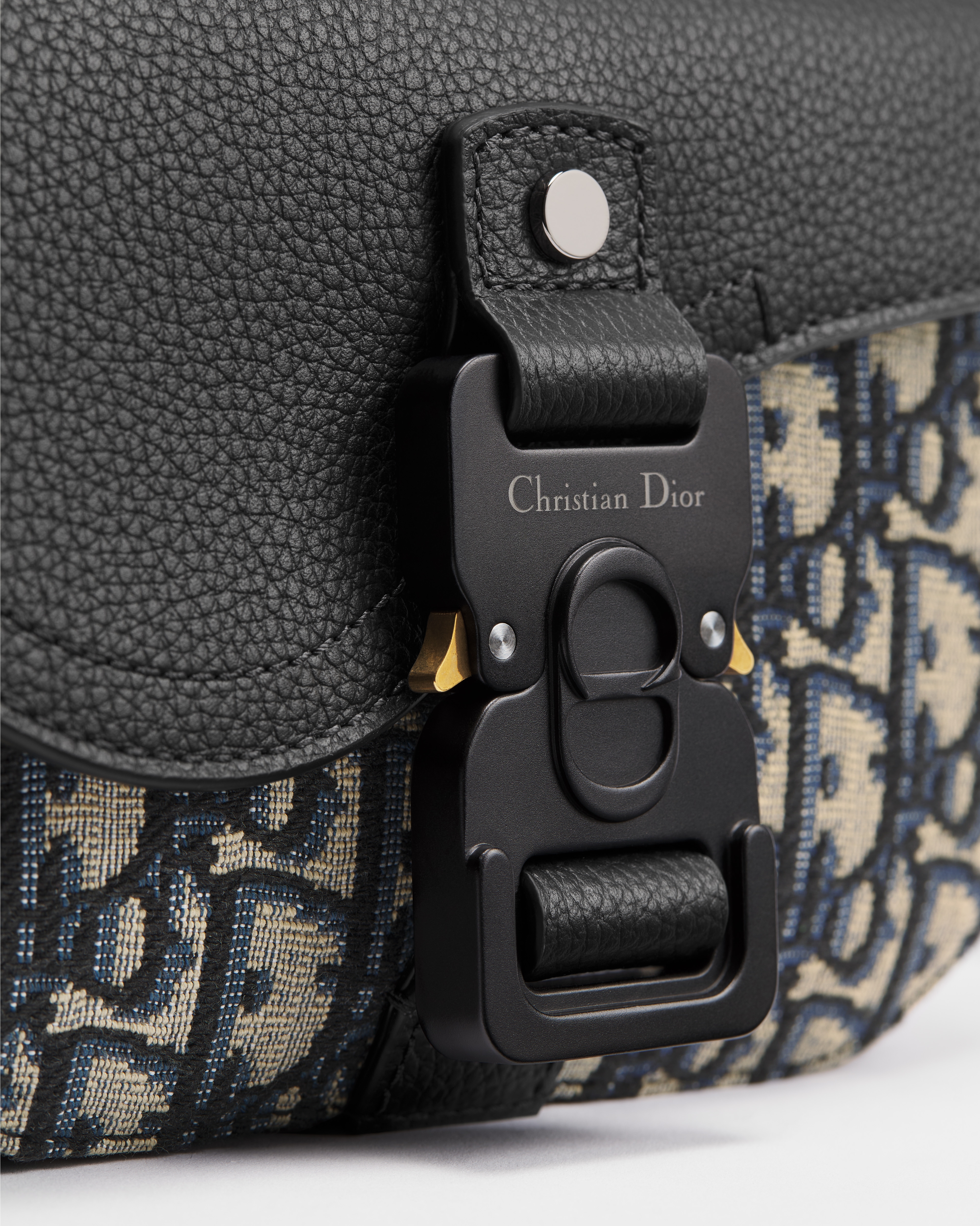 迷你 Saddle 翻蓋郵差袋 米色和黑色 Dior Oblique 圖案緹花及黑色顆粒小牛皮 E11