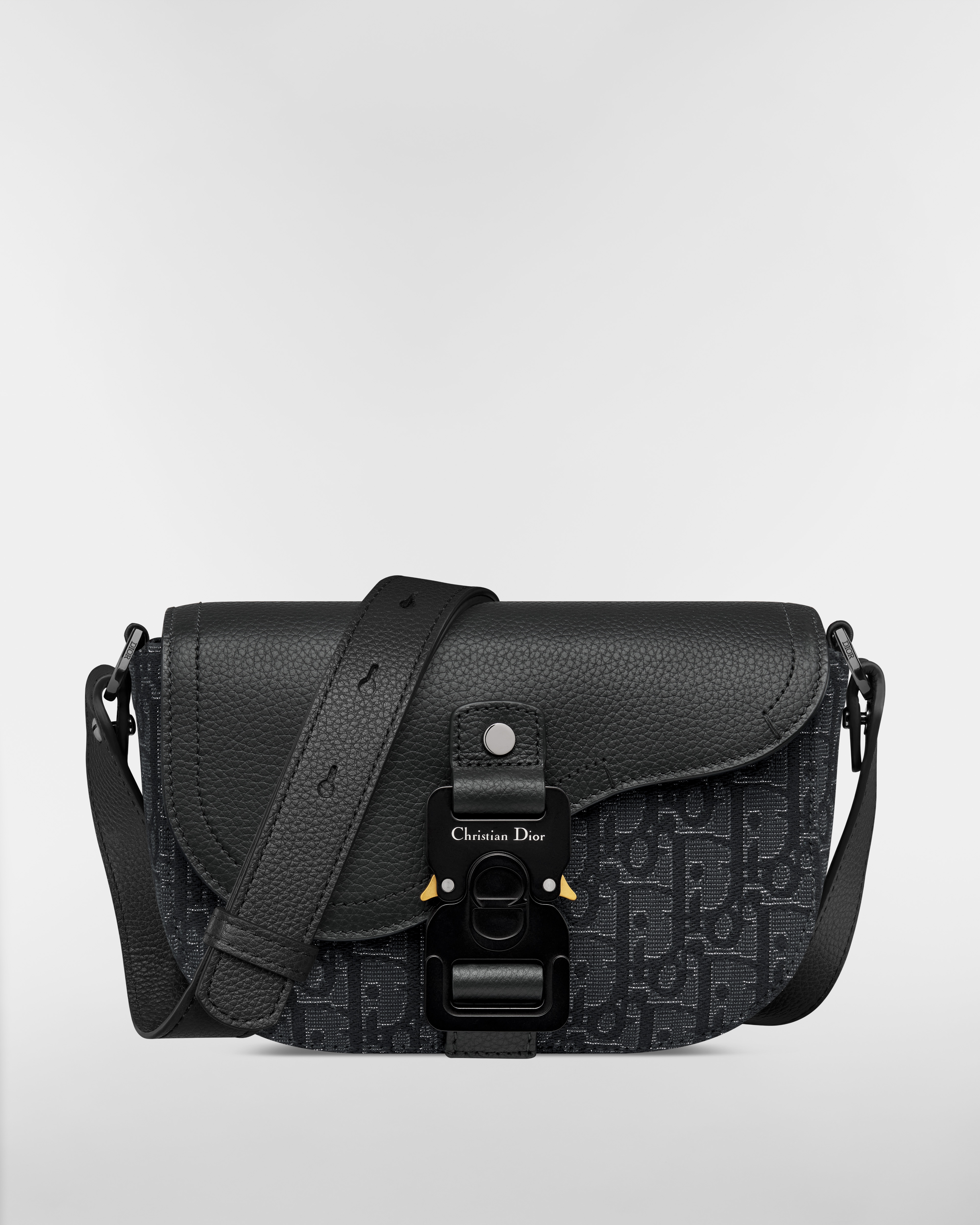 กระเป๋าเมสเซนเจอร์ Mini Saddle พร้อมฝาพับ ผ้าแจ็กการ์ดสีดำลาย Dior Oblique แบบเมทัลลิคโทนสีเงินและหนังลูกวัวลายเกรนสีดํา E01