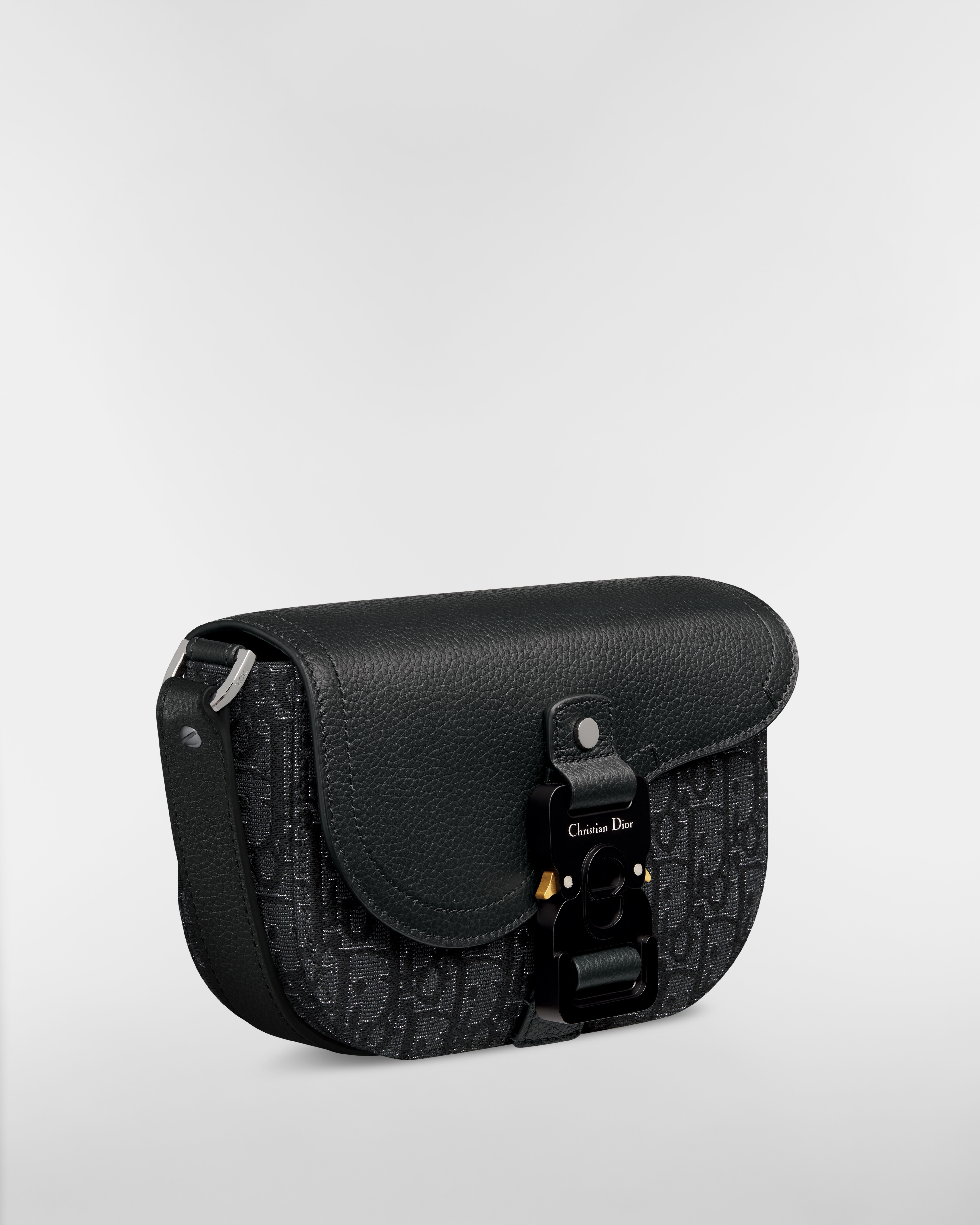 กระเป๋าเมสเซนเจอร์ Mini Saddle พร้อมฝาพับ ผ้าแจ็กการ์ดสีดำลาย Dior Oblique แบบเมทัลลิคโทนสีเงินและหนังลูกวัวลายเกรนสีดํา E03