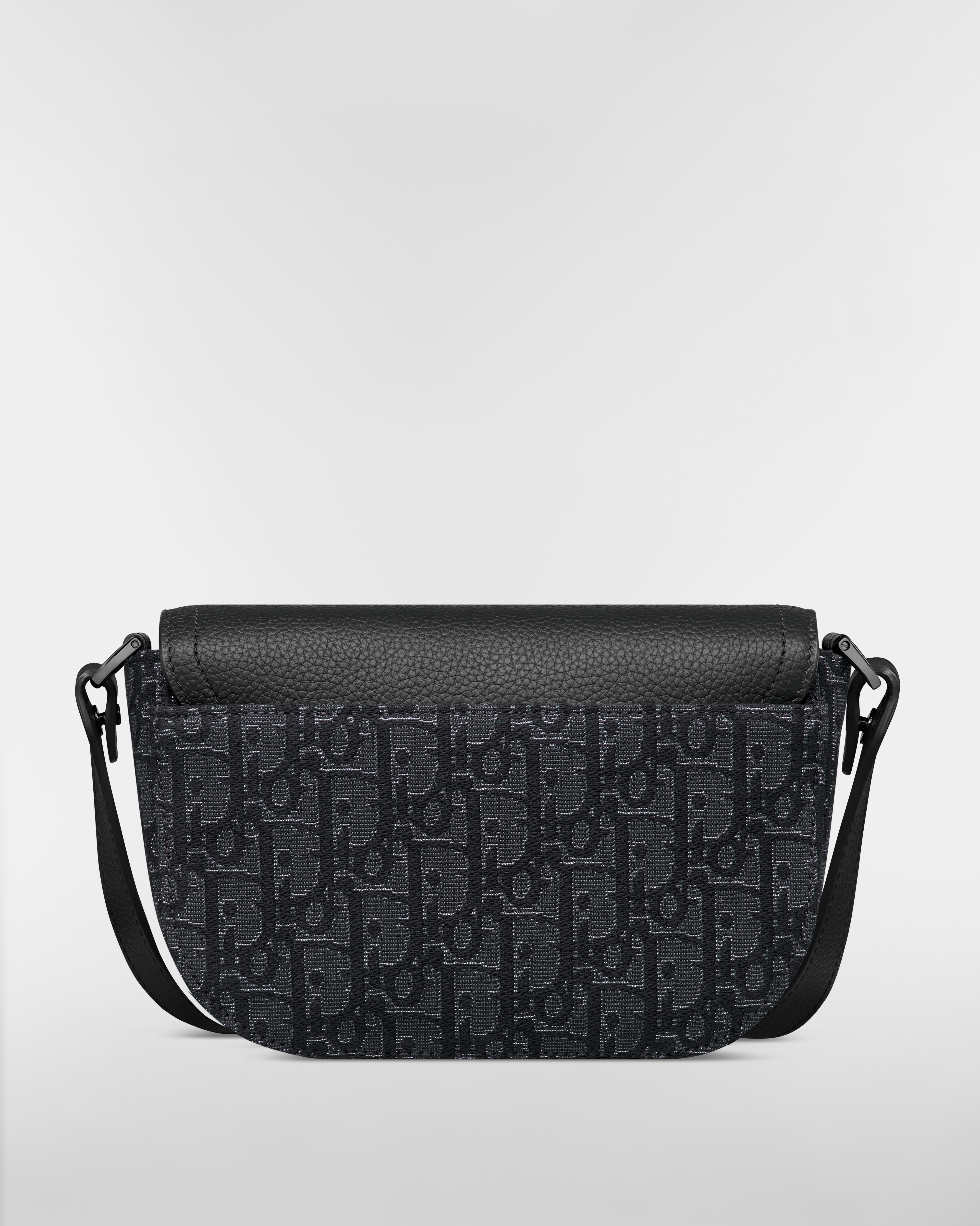 กระเป๋าเมสเซนเจอร์ Mini Saddle พร้อมฝาพับ ผ้าแจ็กการ์ดสีดำลาย Dior Oblique แบบเมทัลลิคโทนสีเงินและหนังลูกวัวลายเกรนสีดํา E08