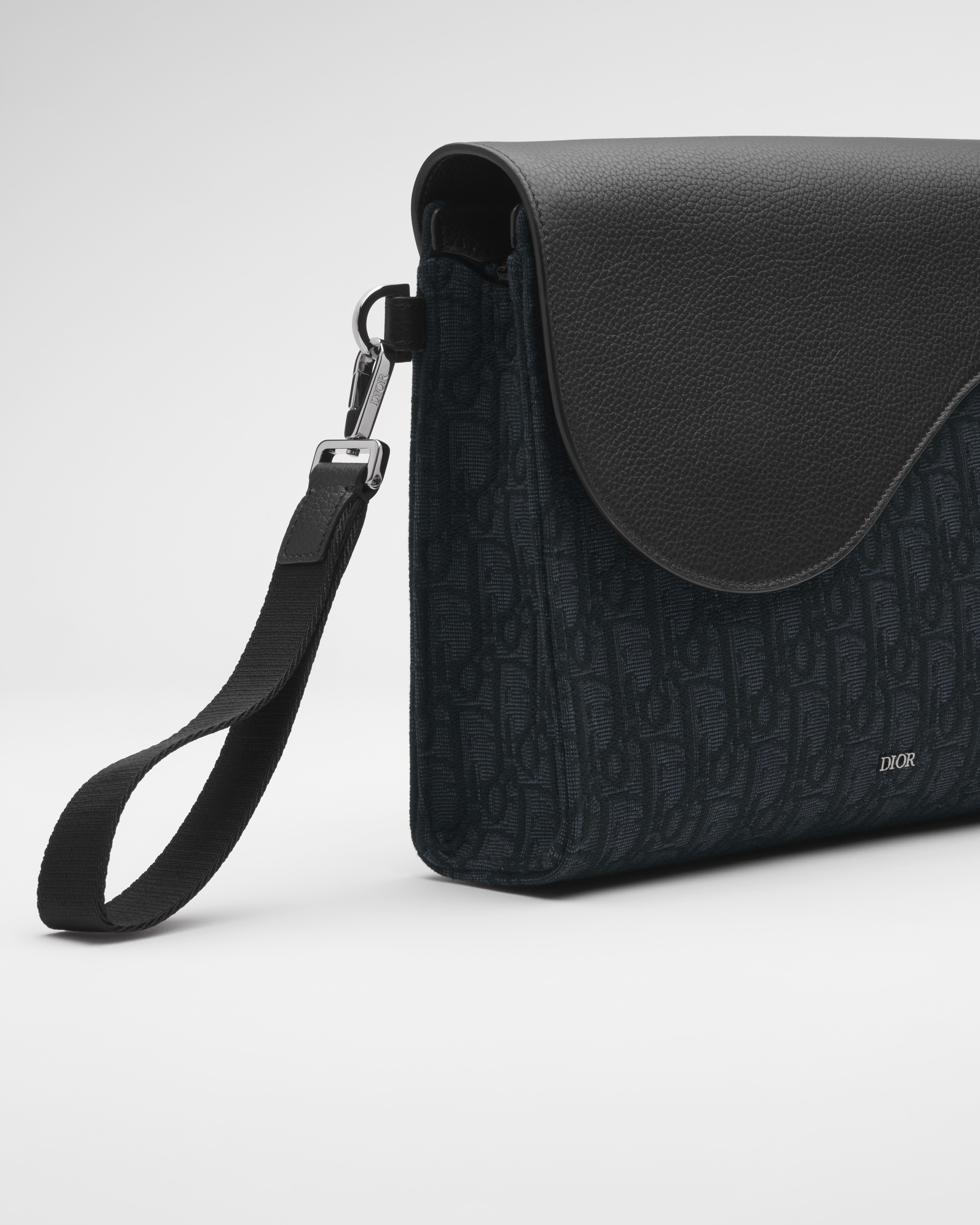 Saddle A5 三角形小袋 黑色 Dior Oblique 緹花和黑色顆粒小牛皮 E06