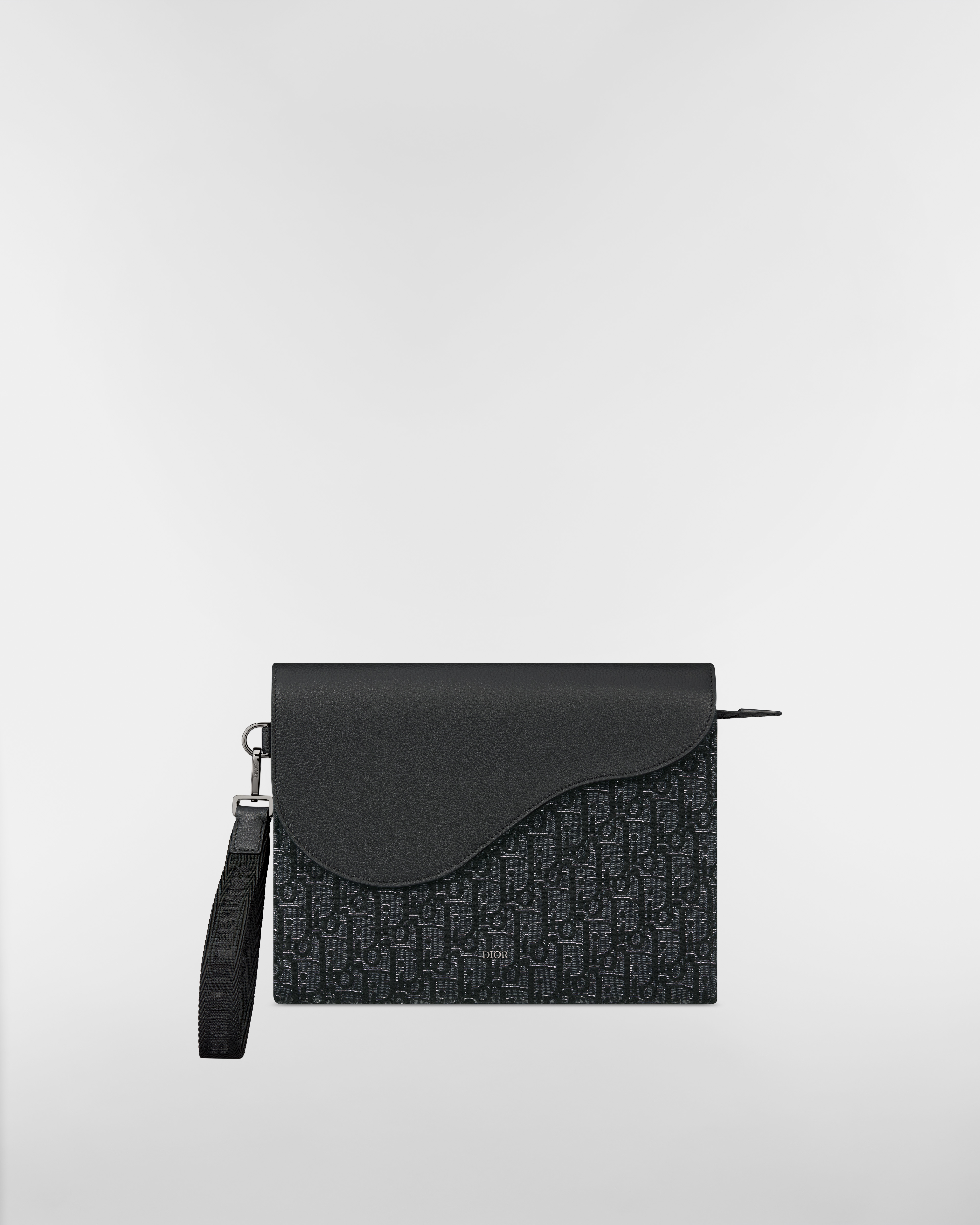 Saddle A5 三角形小袋 銀色色調金屬色澤 Dior Oblique 緹花和黑色顆粒小牛皮 E01