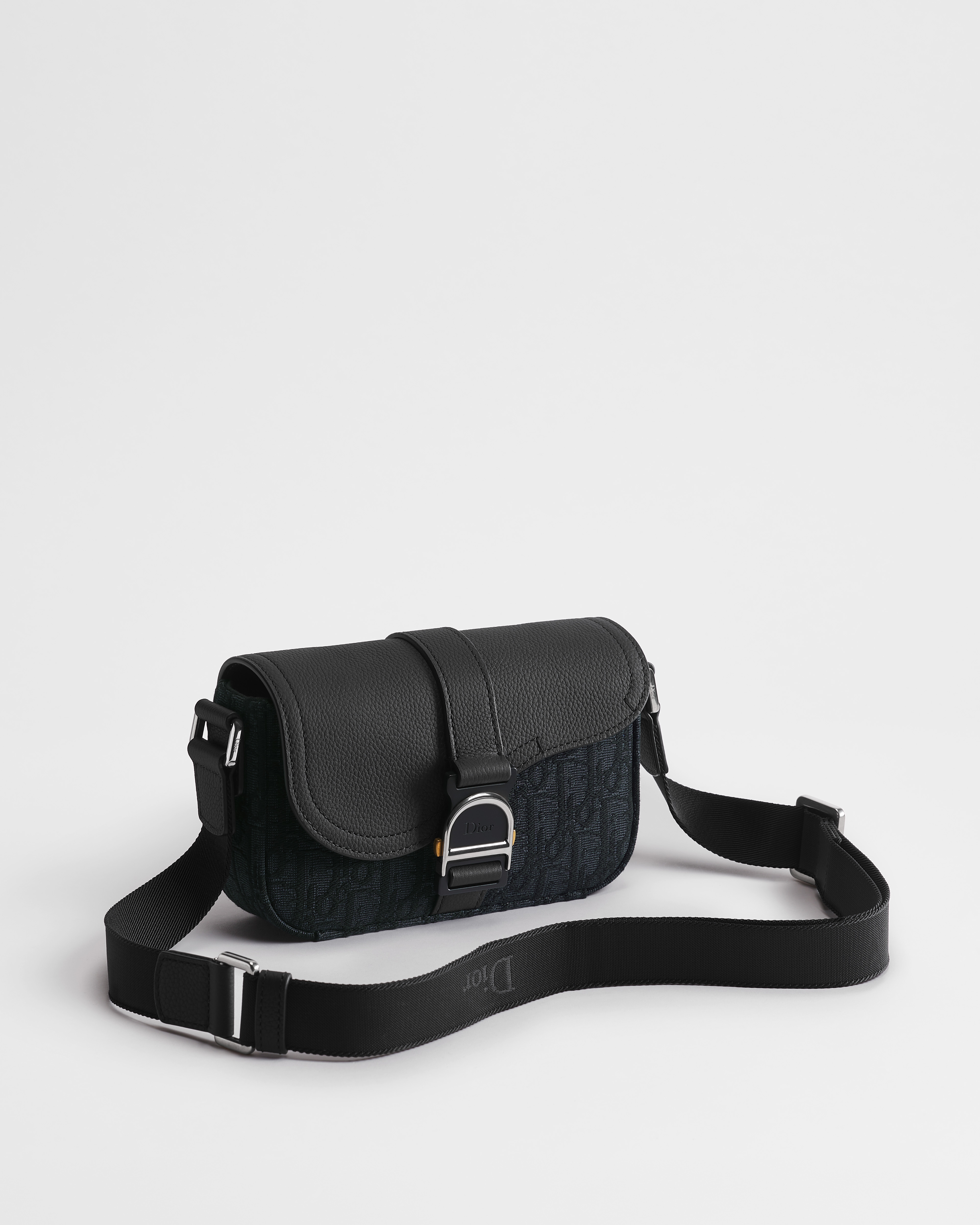 Bolso messenger mini Saddle Heritage con solapa Dior Oblique en jacquard y piel de becerro graneada negros E03