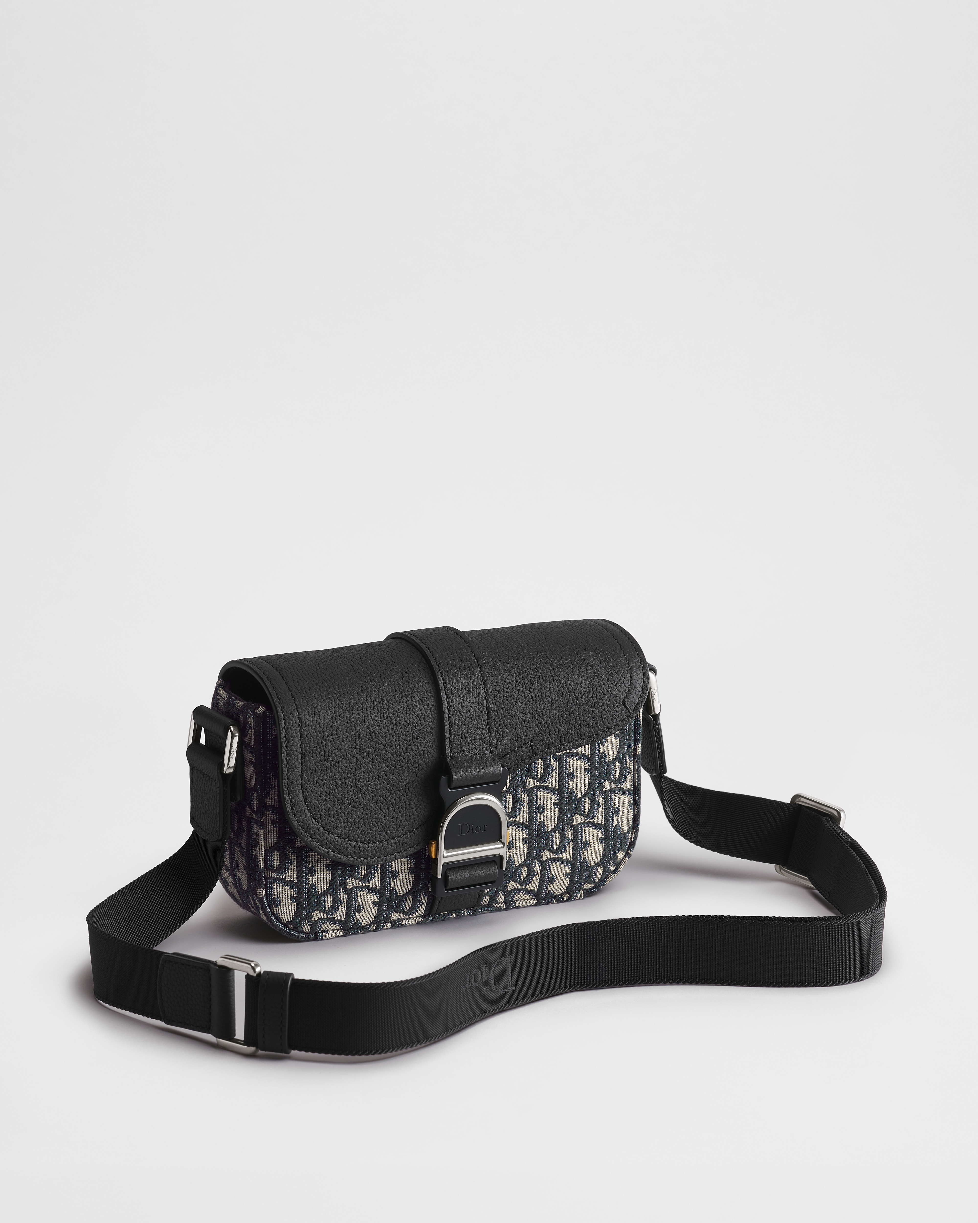 Bolso messenger mini Saddle Heritage con solapa Dior Oblique en jacquard beige y negro con piel de becerro graneada negra E03