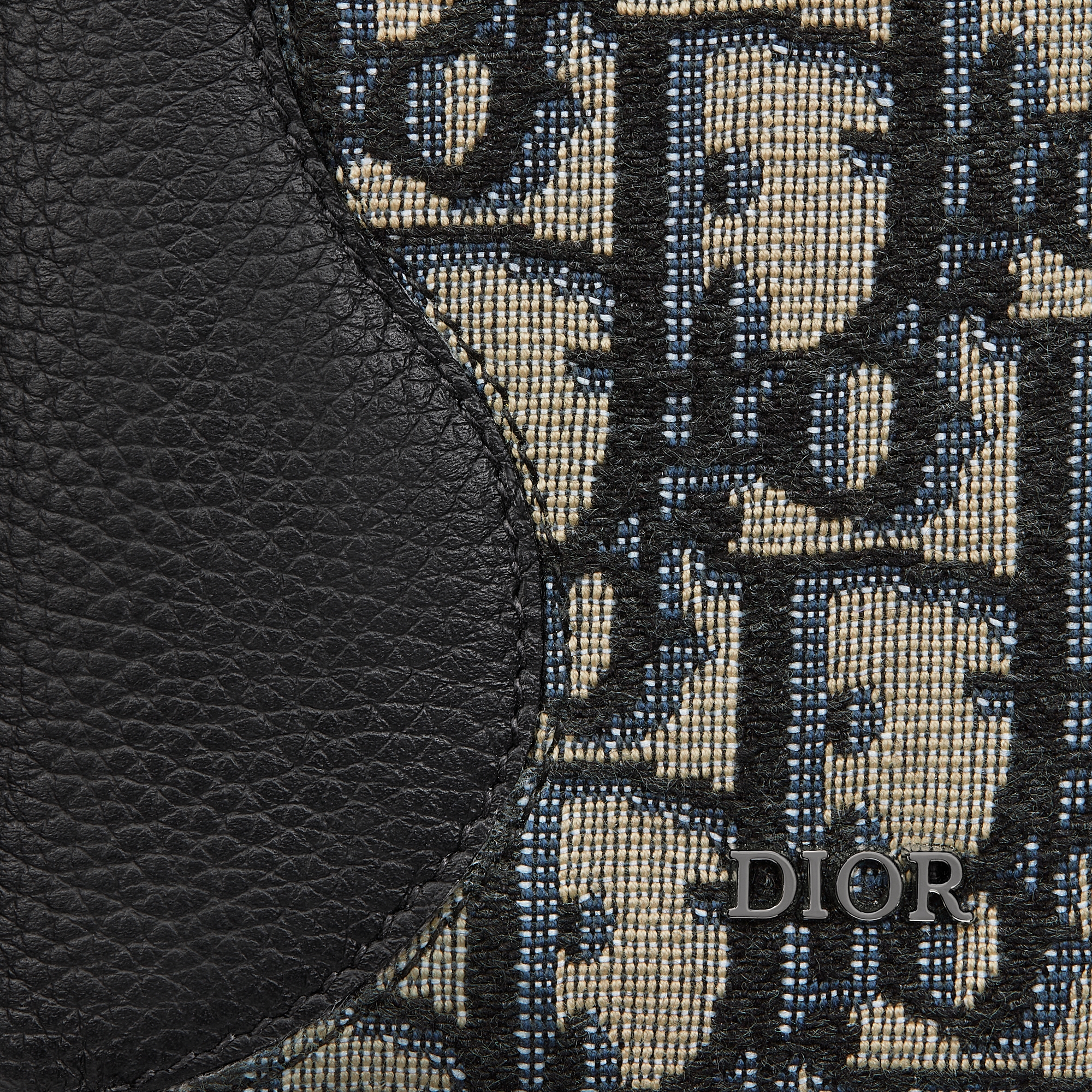 Saddle Bifold-Kartenetui im Hochformat Genarbtes Kalbsleder in Schwarz mit Marketerie und Dior Oblique Jacquard in Beige und Schwarz E09