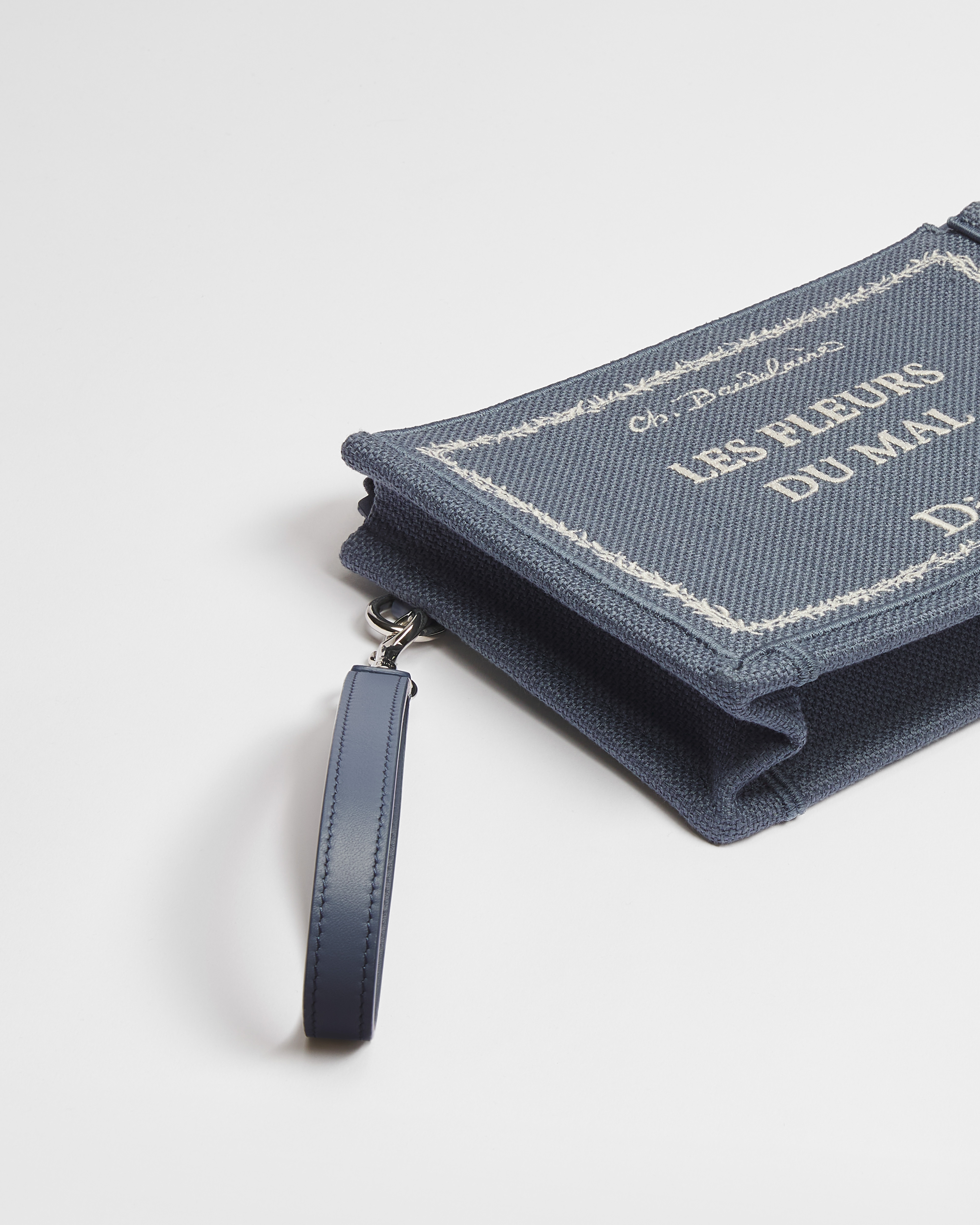 Dreieckige Pouch im A5-Format Book Cover-Stickerei in Blau und Weiß E03