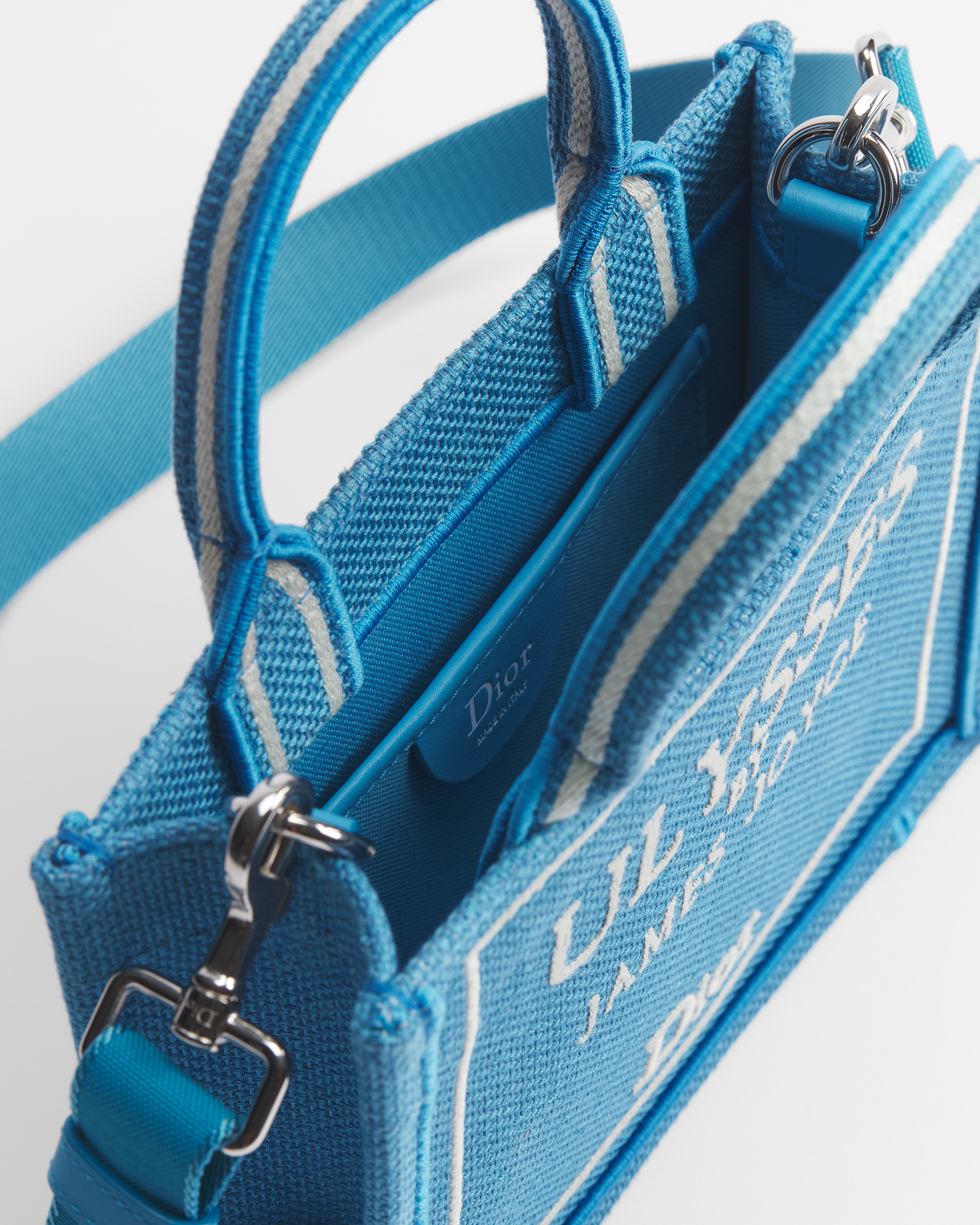 Mini Dior Book Tote mit Schulterriemen Book Cover-Stickerei in Hellblau und Weiß (20 x 15,5 x 6 cm) E06