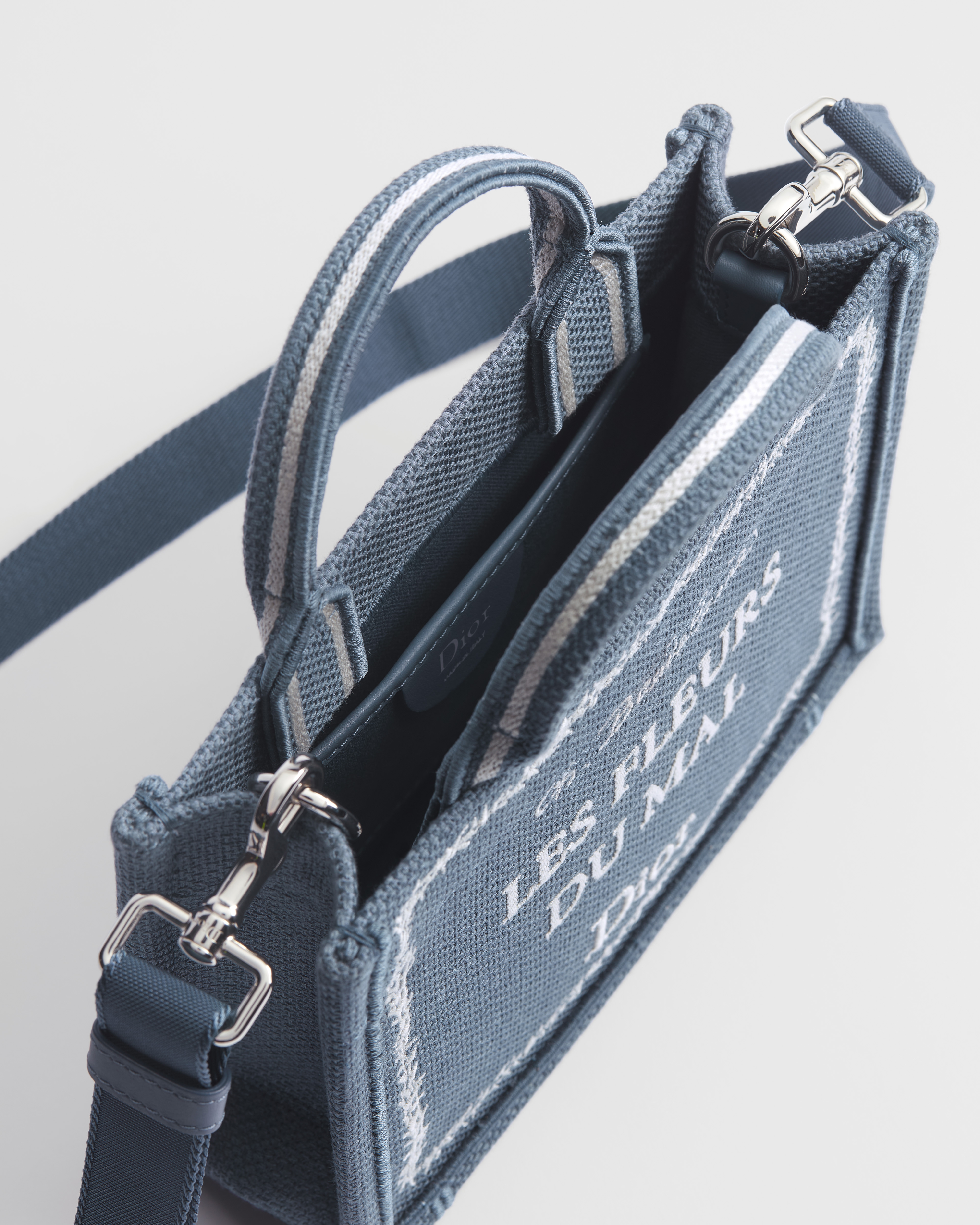 Mini Dior Book Tote mit Schulterriemen Book Cover-Stickerei in Blau und Weiß (20 x 15,5 x 6 cm) E06