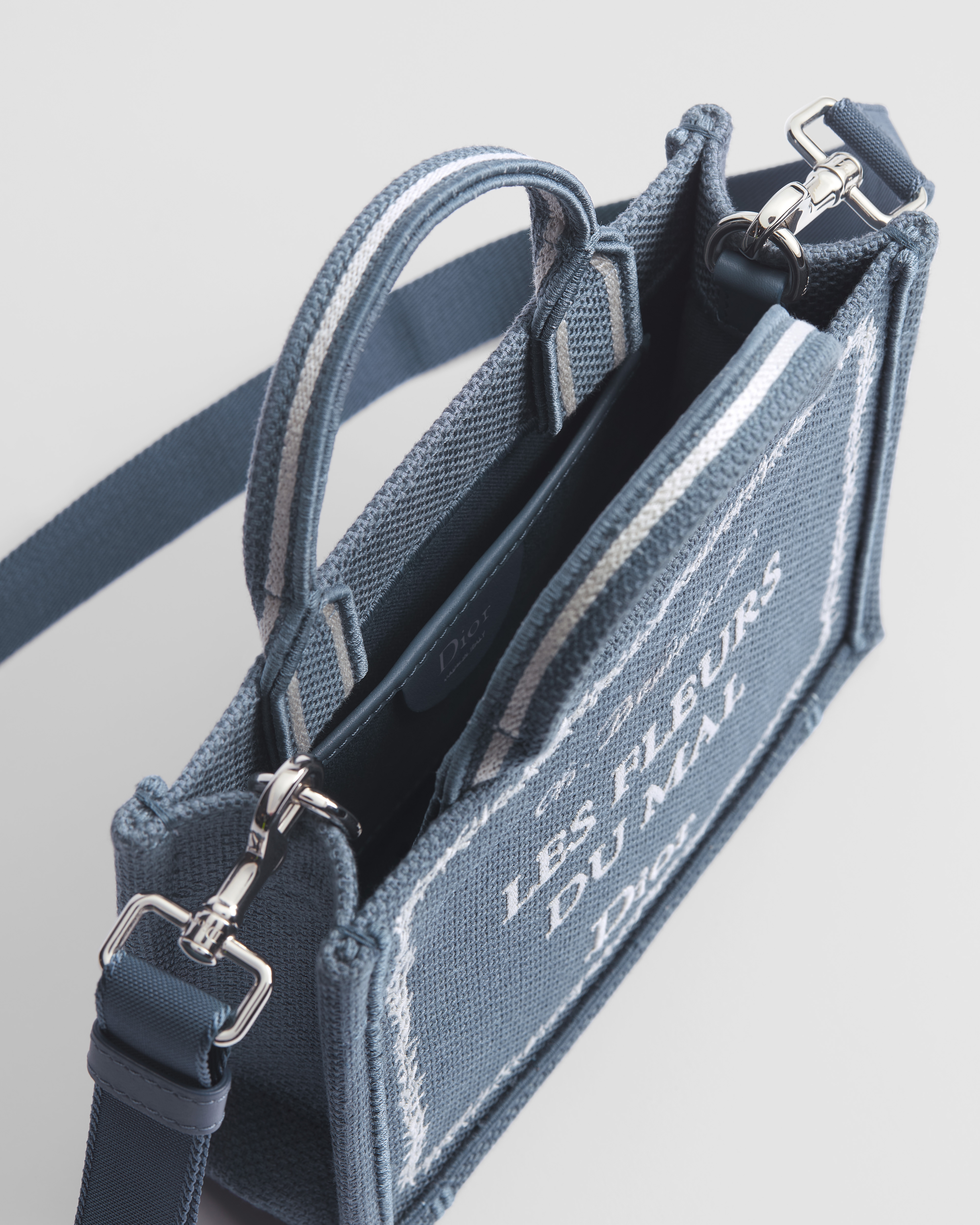 Sac Dior Book Tote Mini à bandoulière Broderie Book Cover bleue et blanche (20 x 15,5 x 6 cm) E06