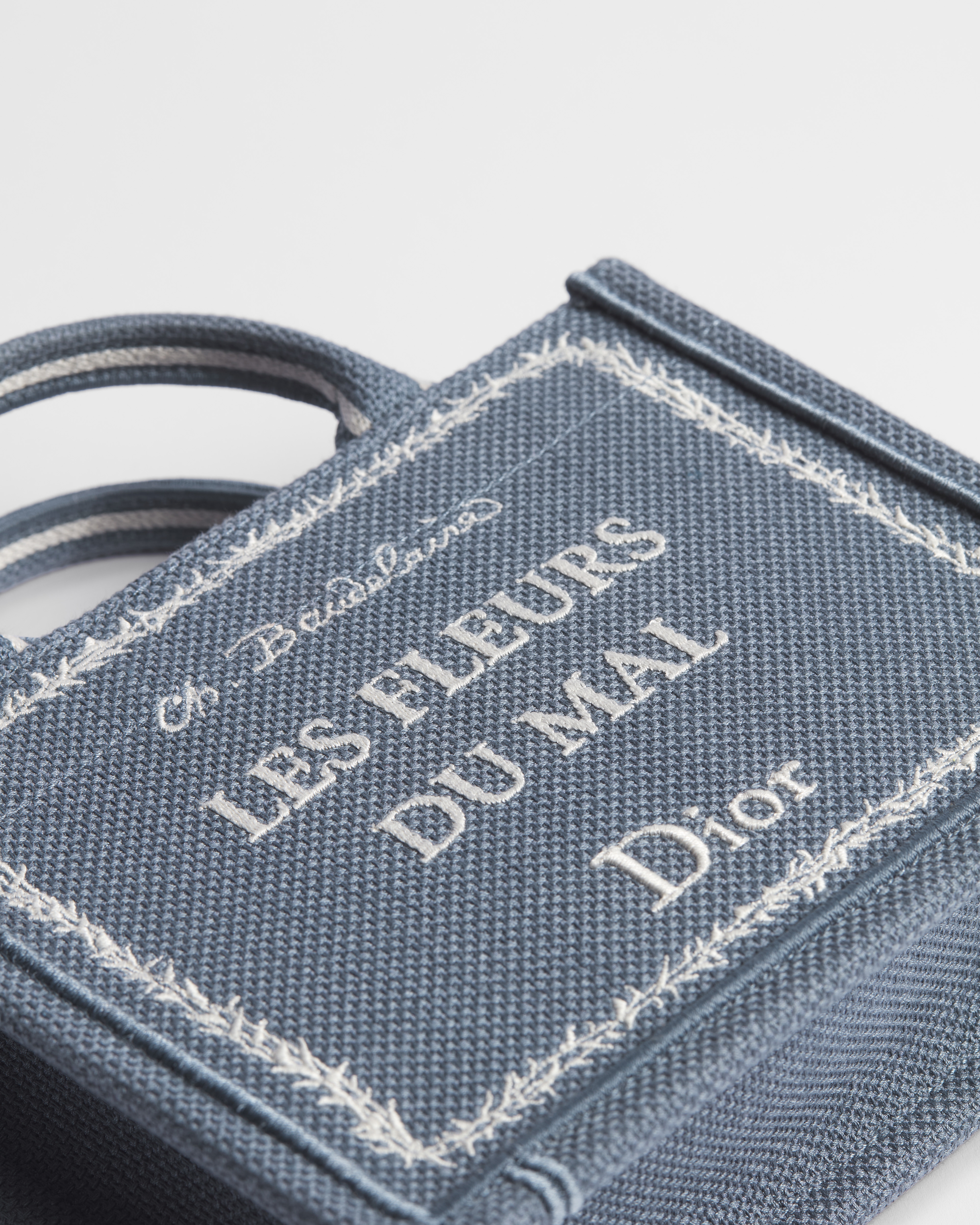 迷你 Dior Book Tote 連肩帶 藍色和白色 Book Cover 刺繡（20 x 15.5 x 6 厘米） E09
