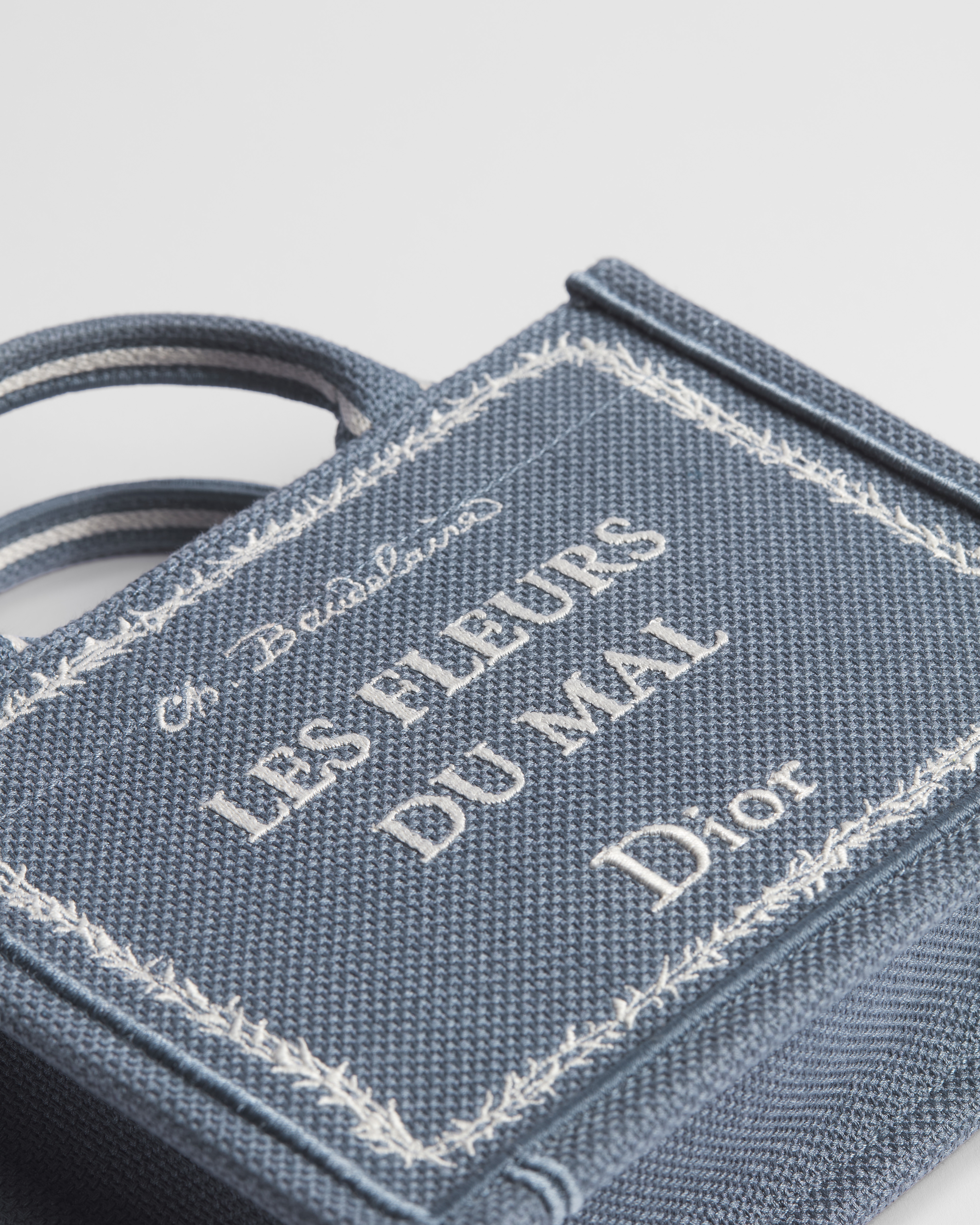 กระเป๋า Dior Book Tote ขนาดมินิพร้อมสายสะพาย ลายปัก Book Cover สีน้ำเงินและสีขาว (20 x 15.5 x 6 ซม.) E09