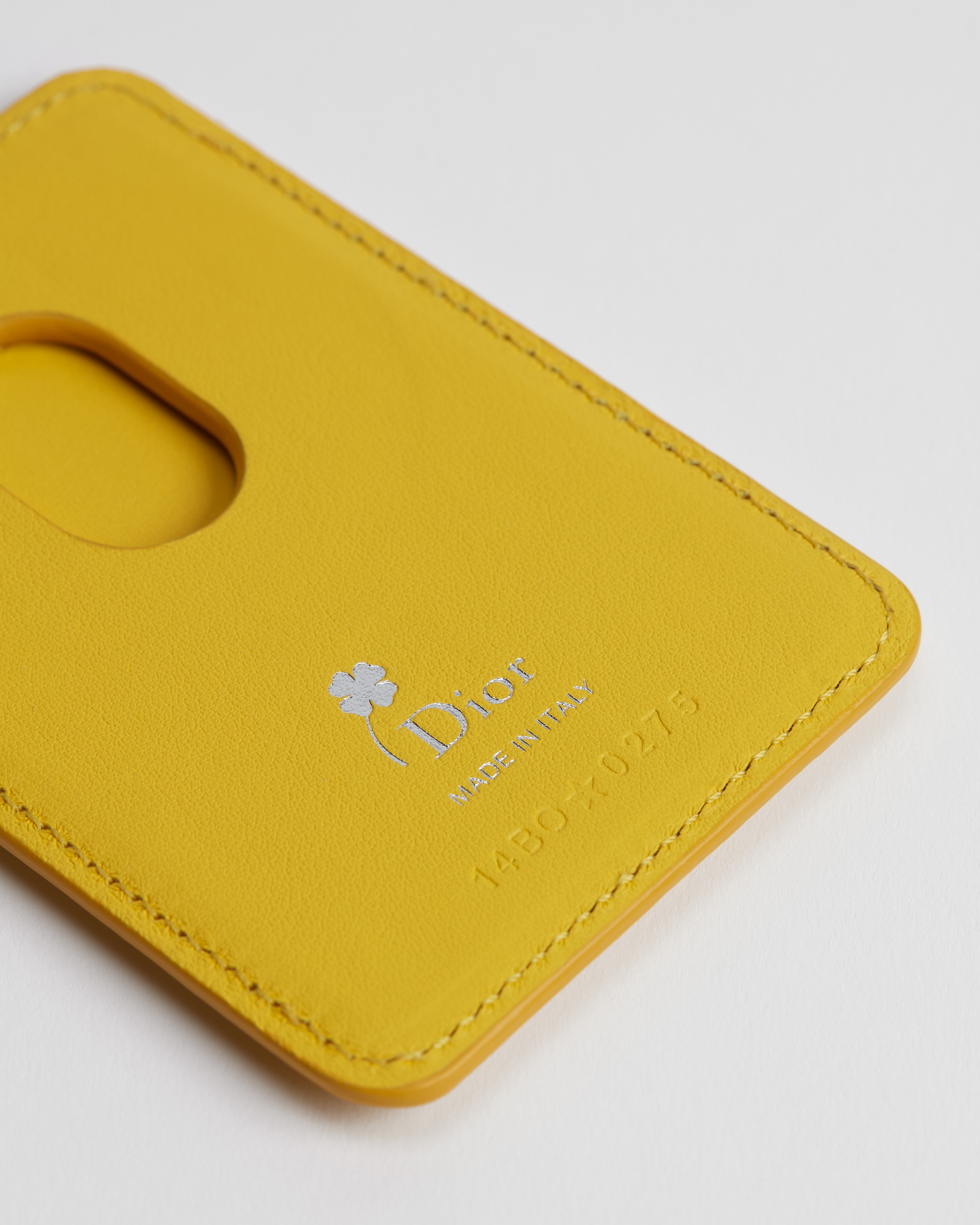 حاملة بطاقات مغناطيسية جلد العجل بنمط غلاف الكتاب النافر باللونين الأصفر والأحمر E09