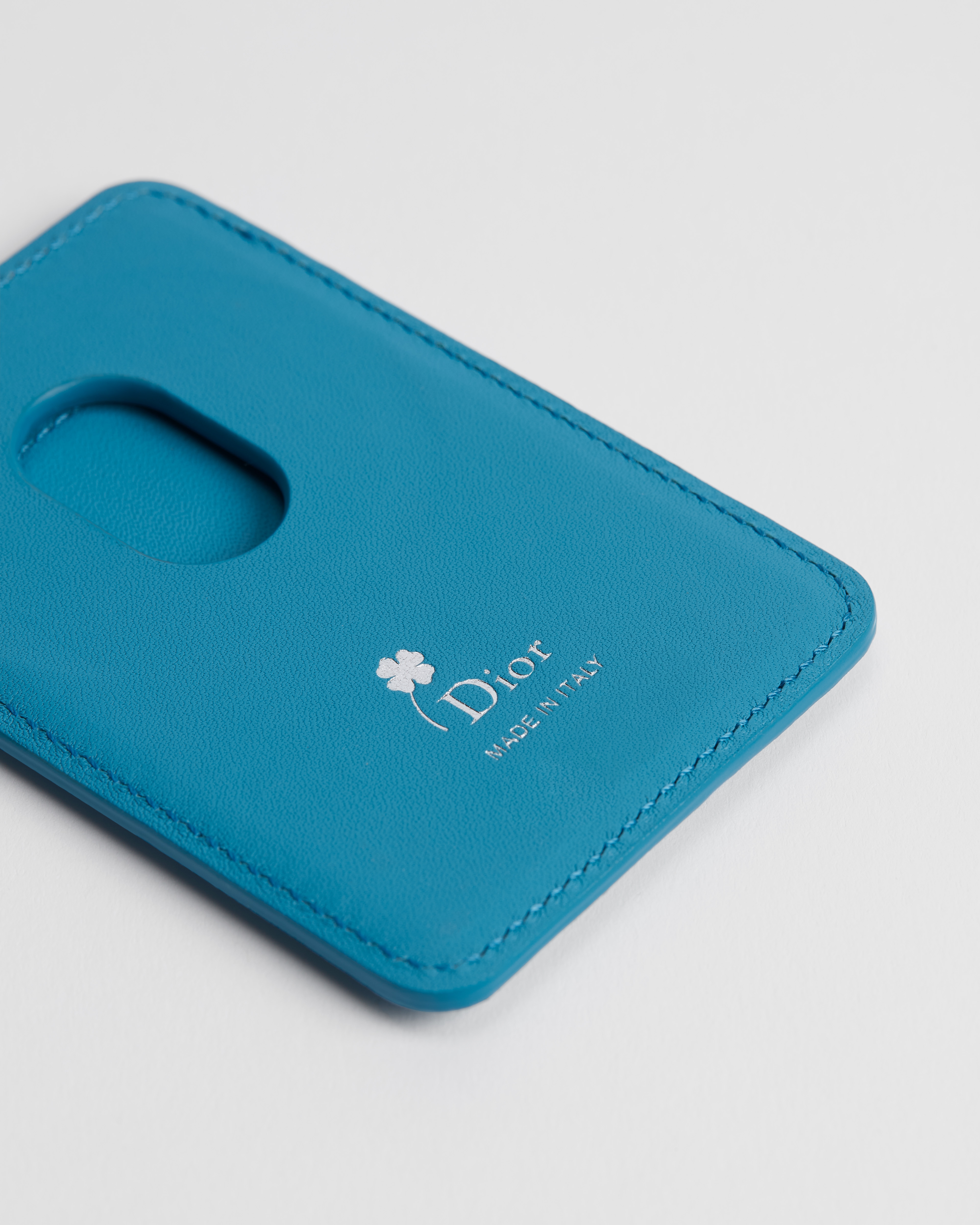 Magnetisches Kartenetui Book-Cover-Prägung auf Kalbsleder in Hellblau und Weiß E09