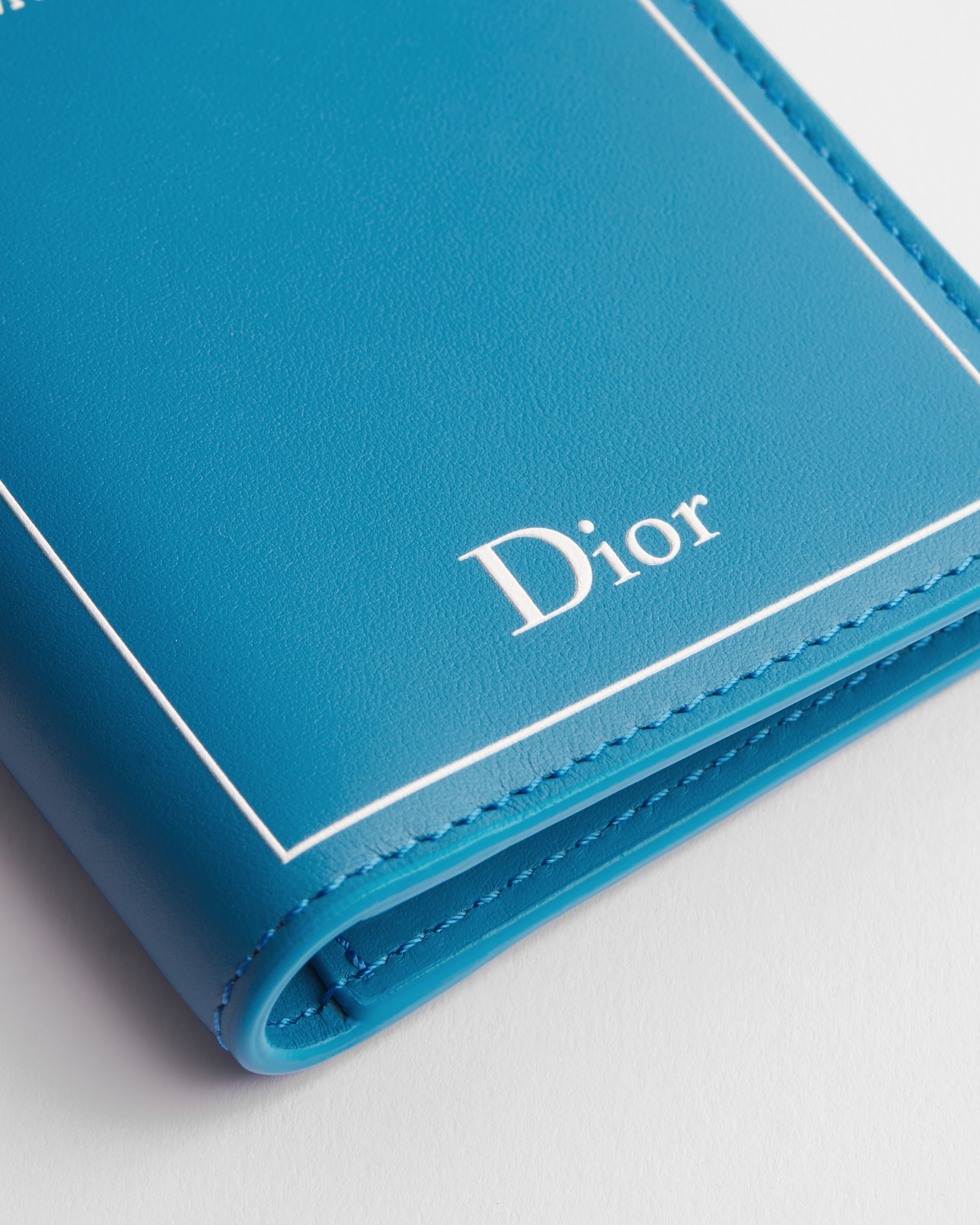 Bifold-Kartenetui Book-Cover-Prägung auf Kalbsleder in Hellblau und Weiß E09