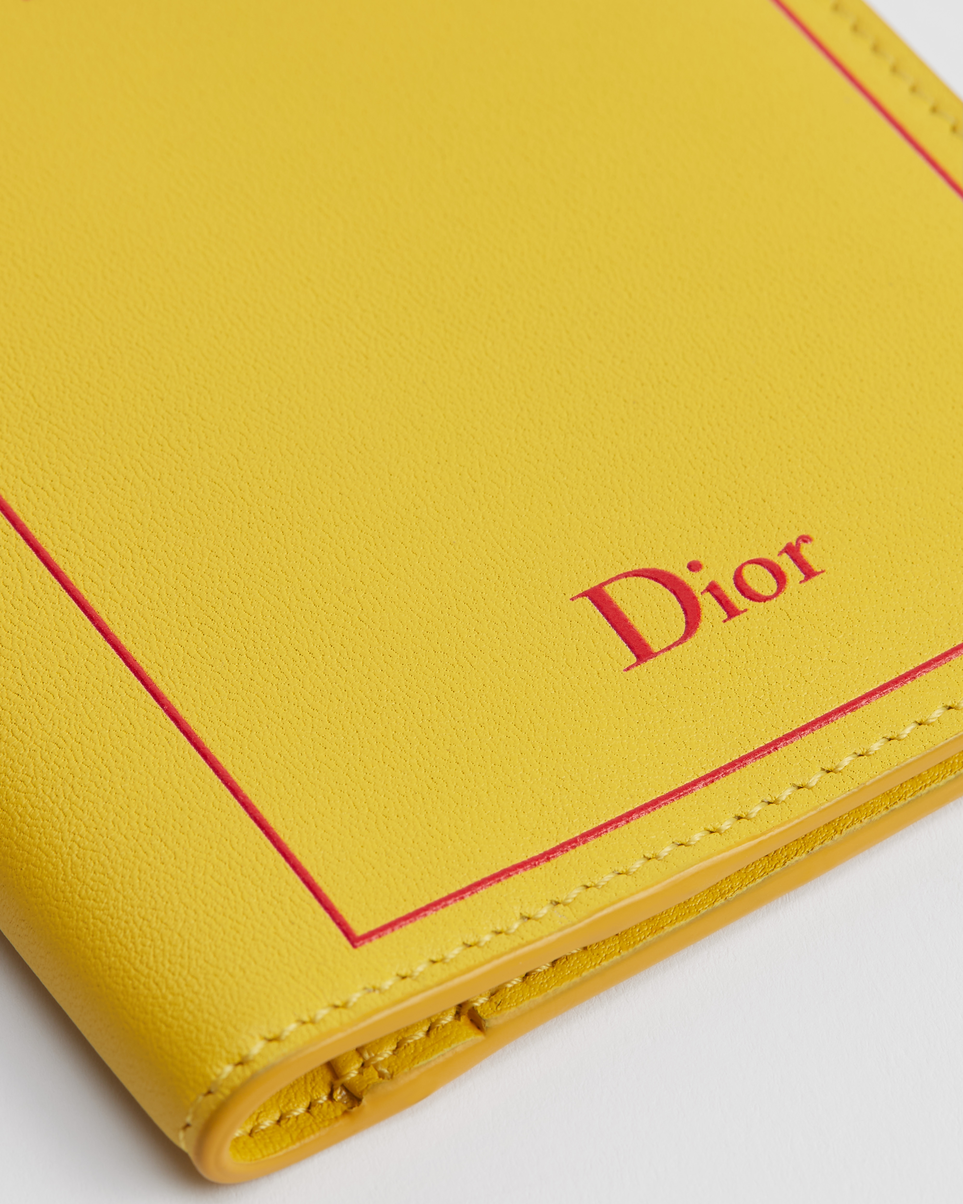 Reisepassetui Book-Cover-Prägung auf Kalbsleder in Gelb und Rot E09