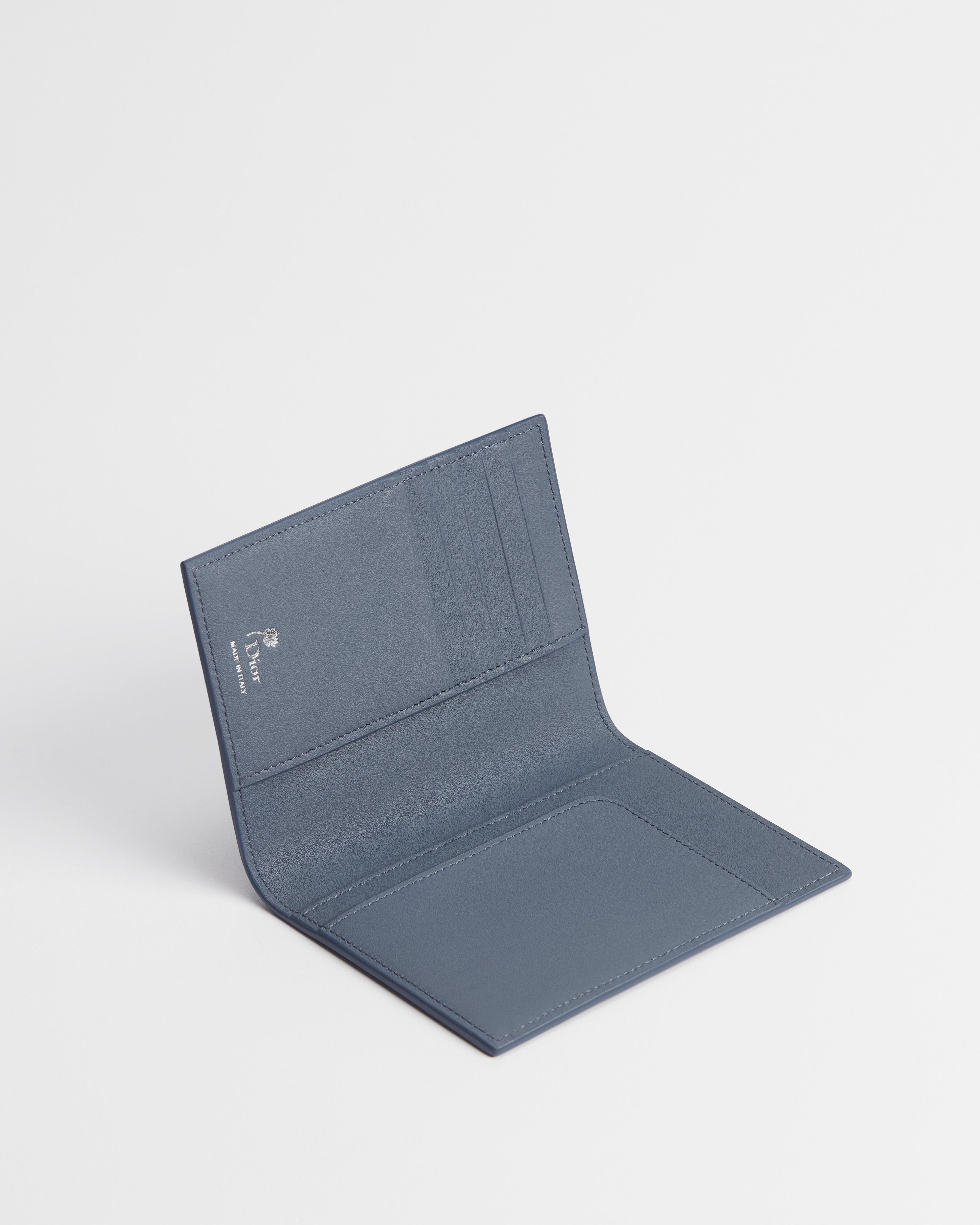 Reisepassetui Book-Cover-Prägung auf Kalbsleder in Blau und Weiß E07