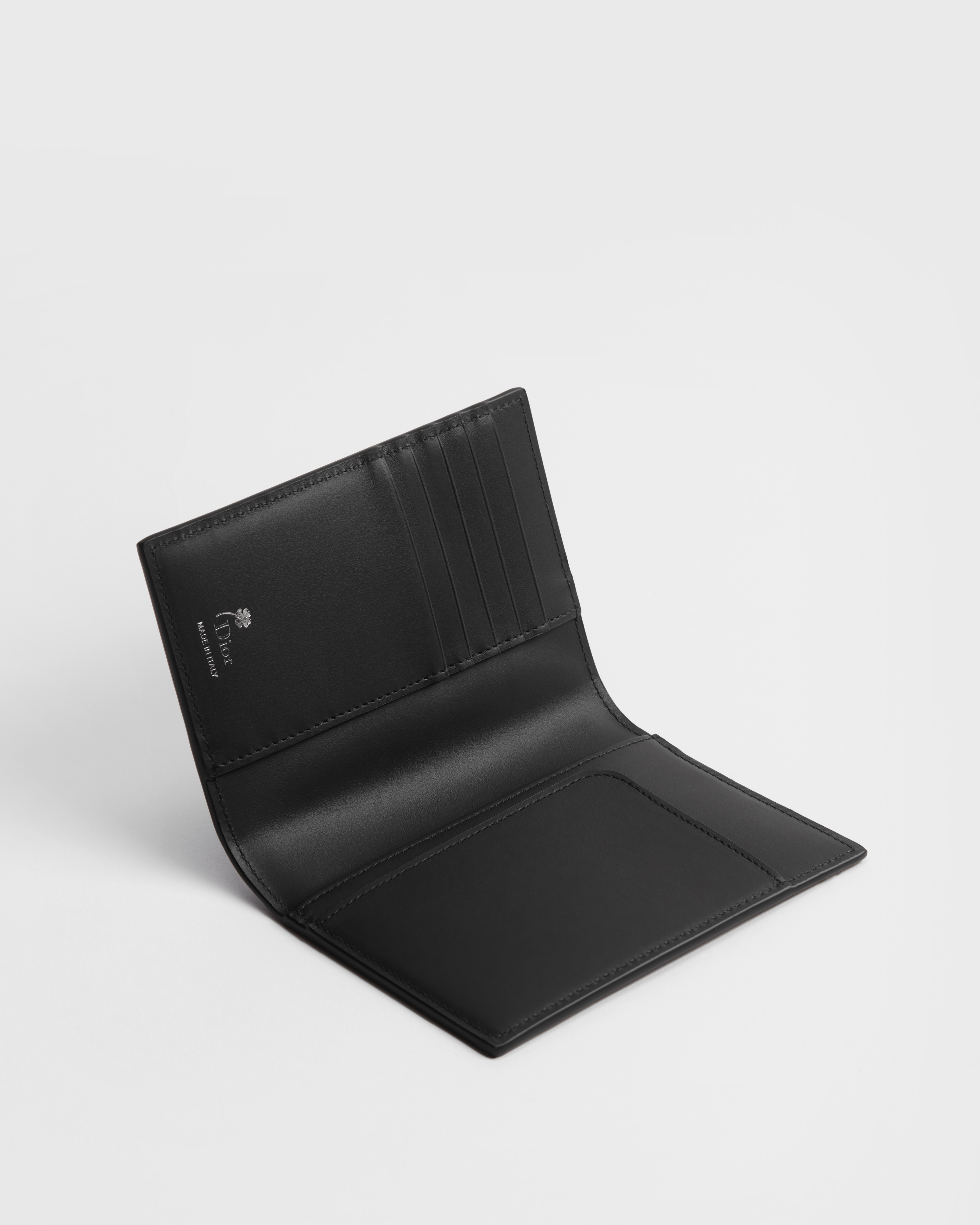 Reisepassetui Book-Cover-Prägung auf Kalbsleder in Schwarz und Weiß E07