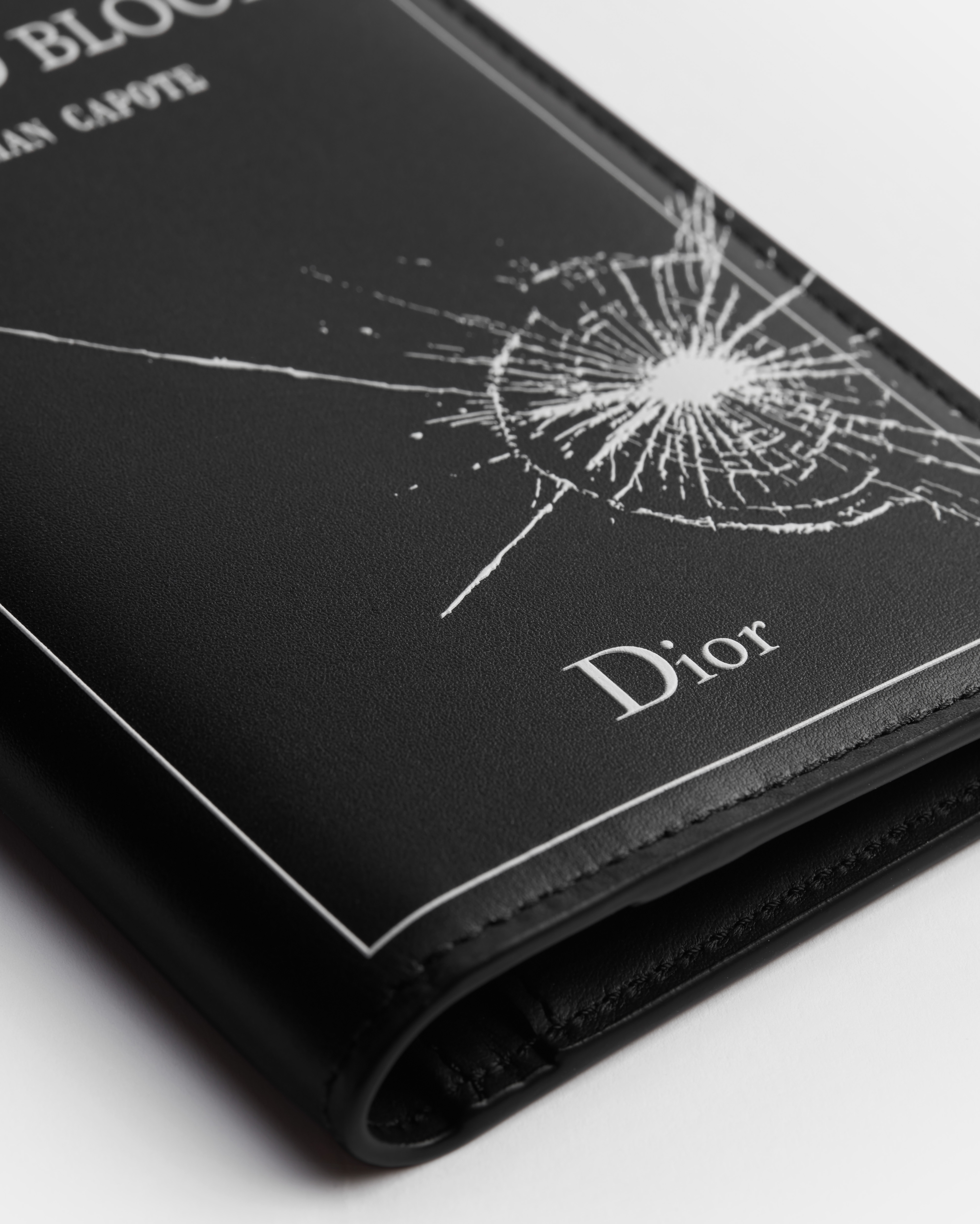 Paspoorthouder Zwart en wit kalfsleer met Book Cover-motief in reliëf E09