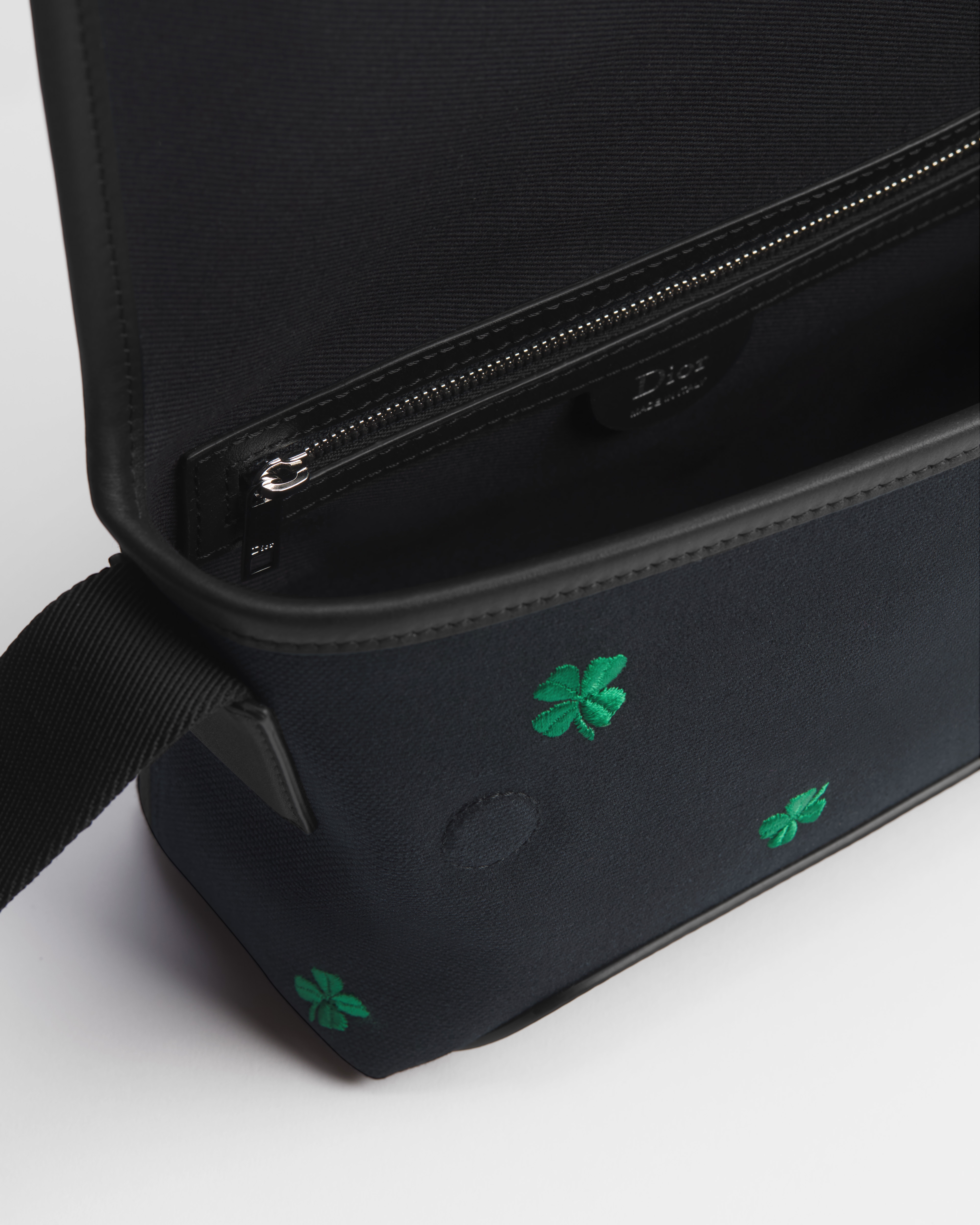 Dior Jett 미니 플랩 스트랩백 블랙 캔버스 & Dior Clover 자수 E06