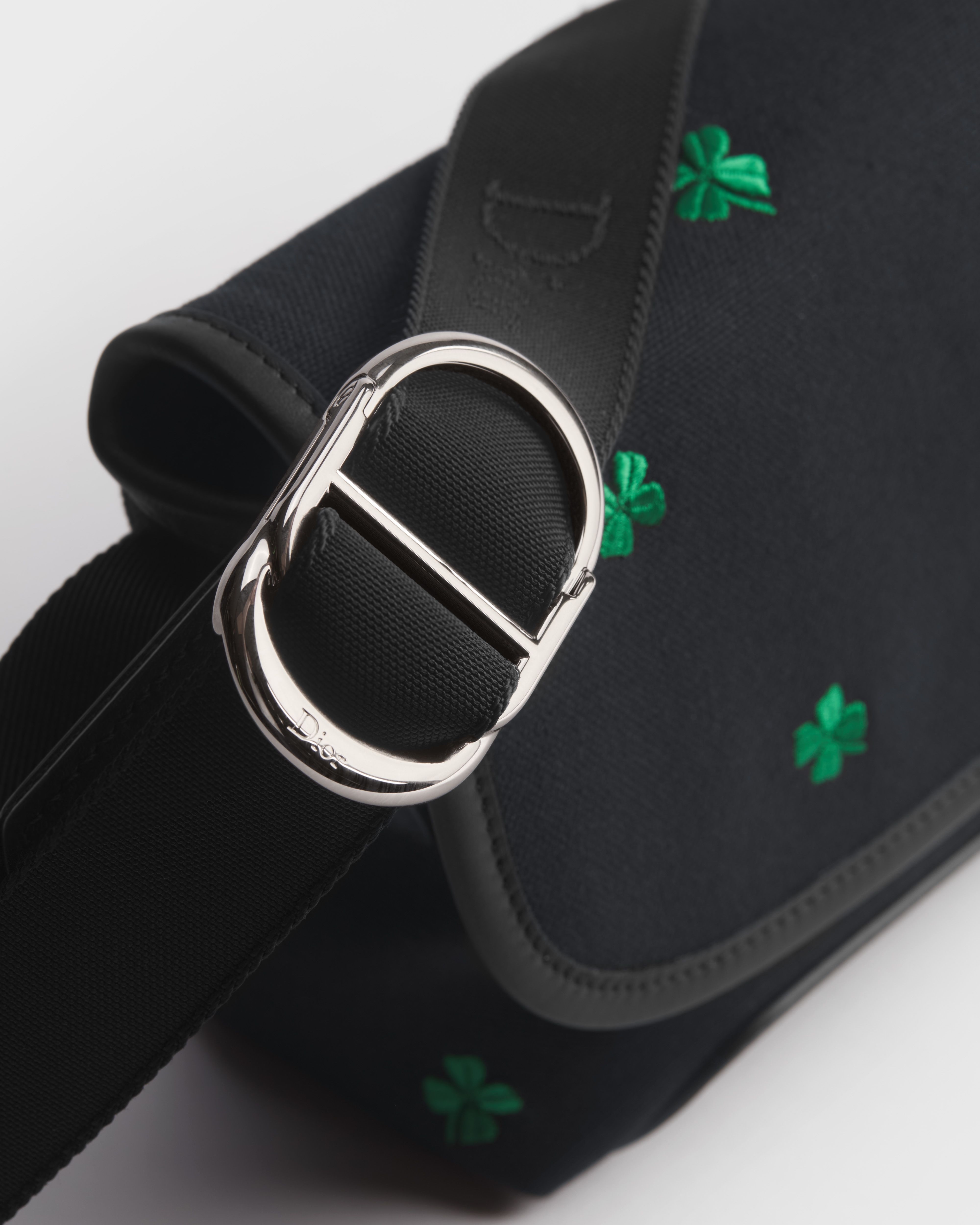 Dior Jett 미니 플랩 스트랩백 블랙 캔버스 & Dior Clover 자수 E09