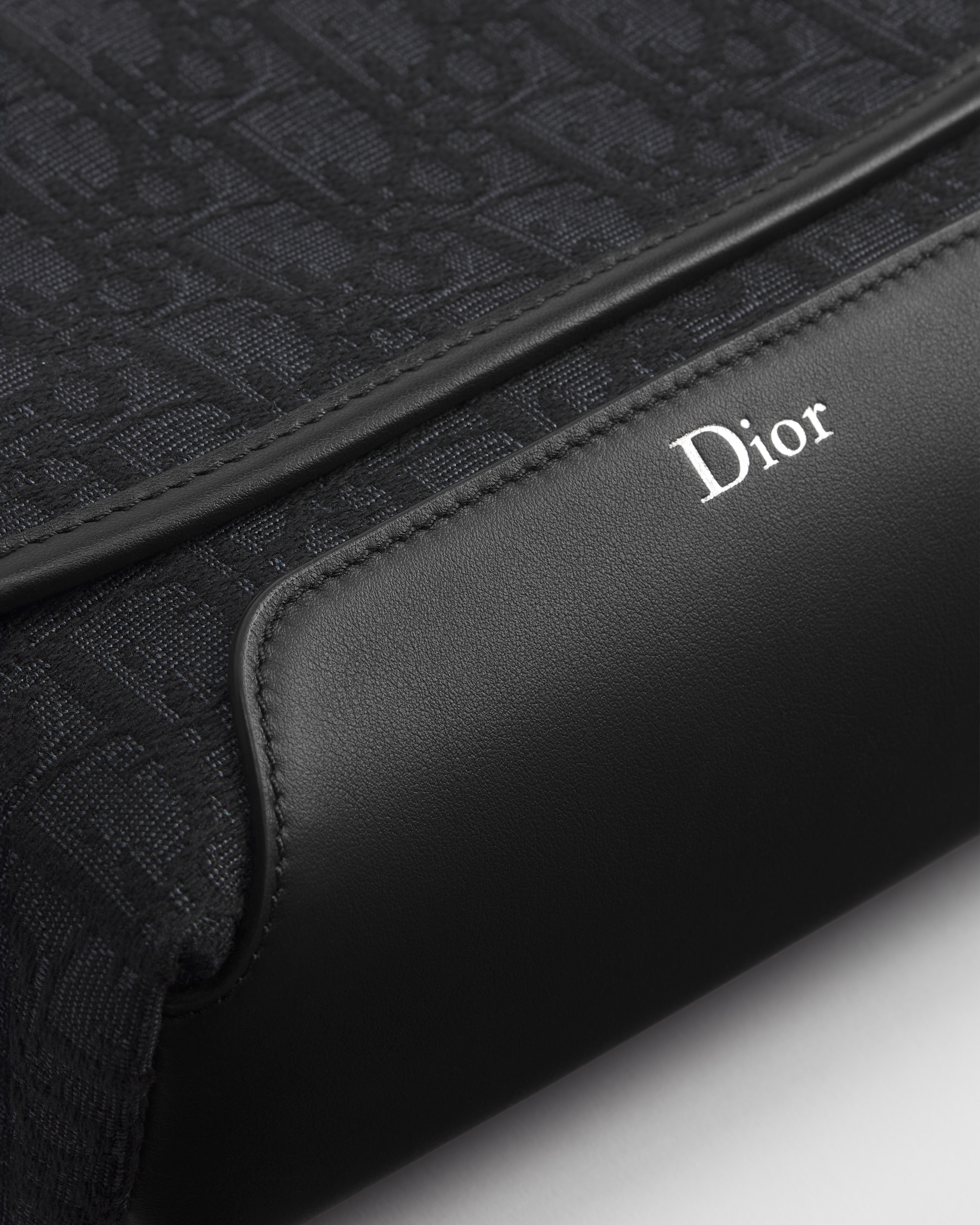 迷你 Dior Jett 翻蓋郵差袋 黑色 Dior Oblique 緹花 E10