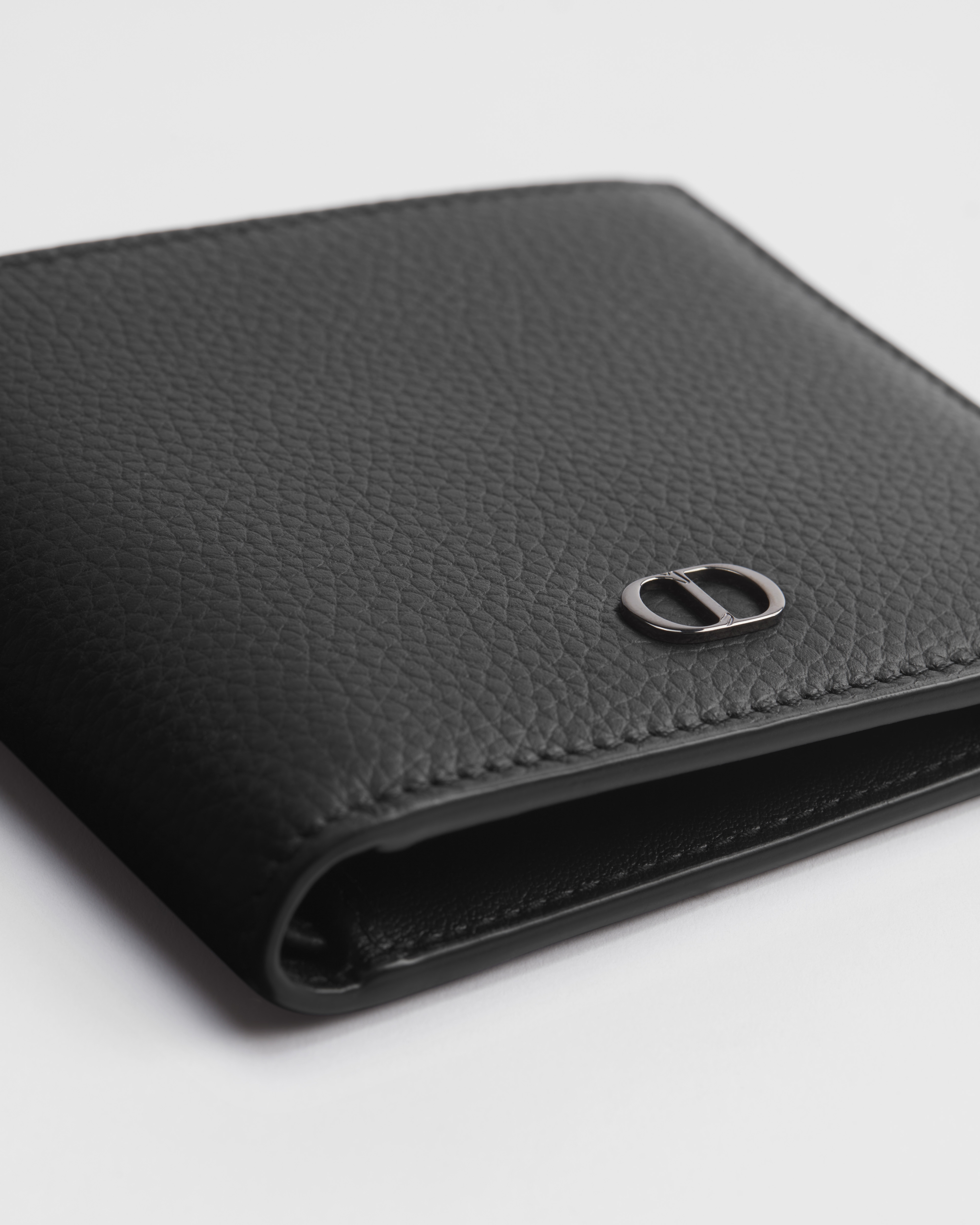 กระเป๋าสตางค์แบบพับสองทบ CD Icon หนังลูกวัวลายเกรนสีดํา E09