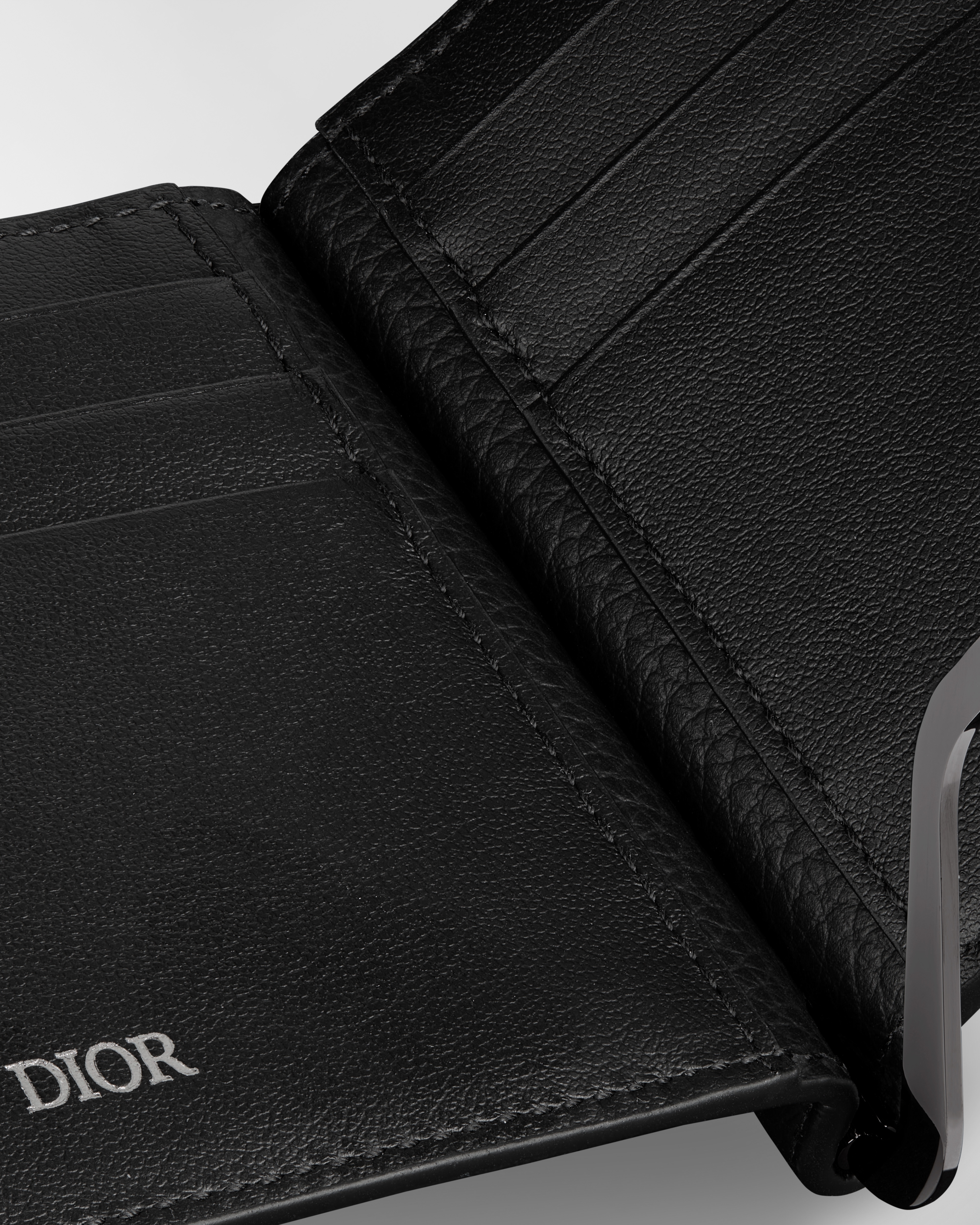 Portemonnaie mit Geldscheinklammer Genarbtes Kalbsleder in Schwarz mit CD Icon Detail E10