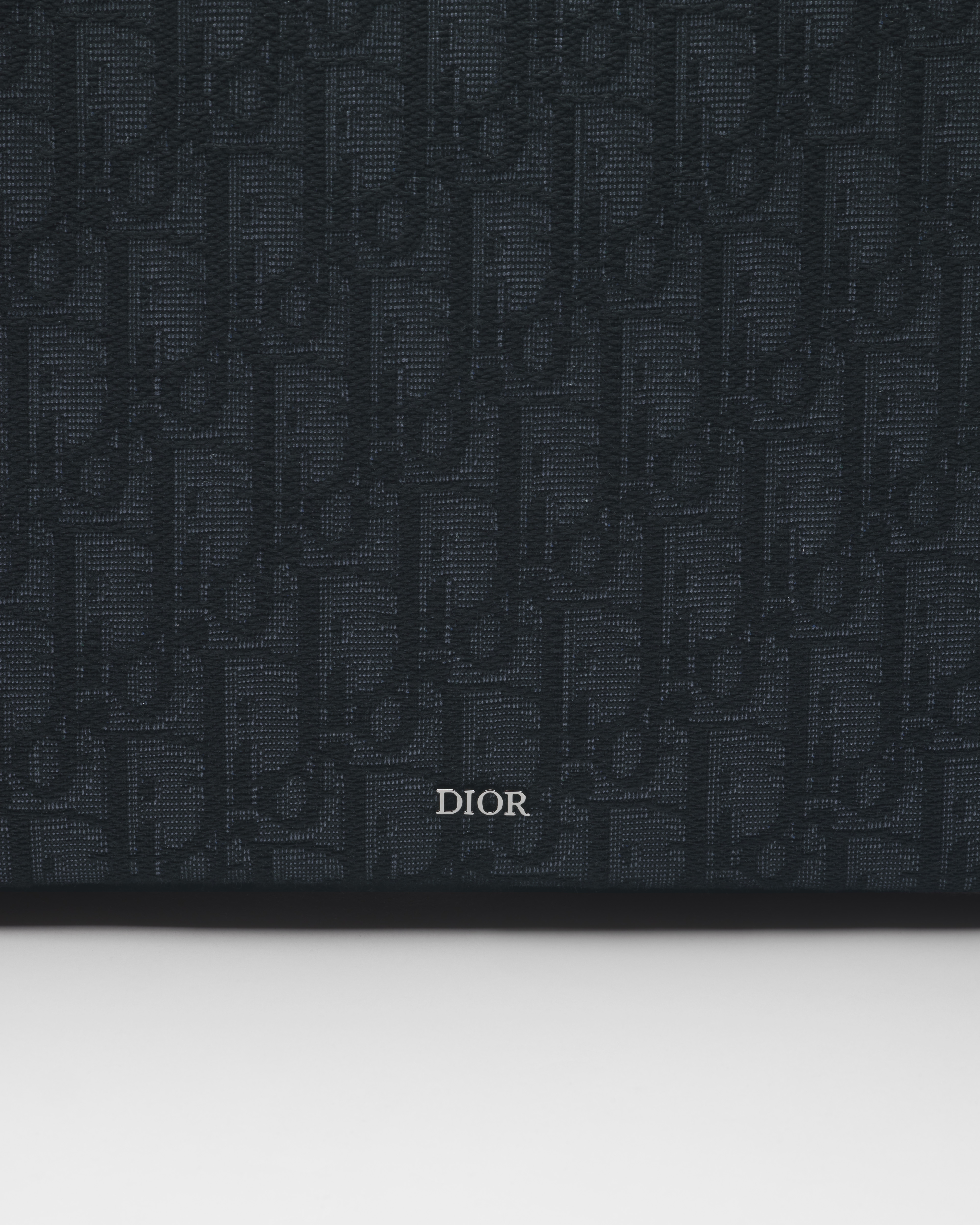 กระเป๋าเพาช์ทรงสามเหลี่ยม A5 ผ้าแจ็กการ์ดลาย Dior Oblique สีดำ E09