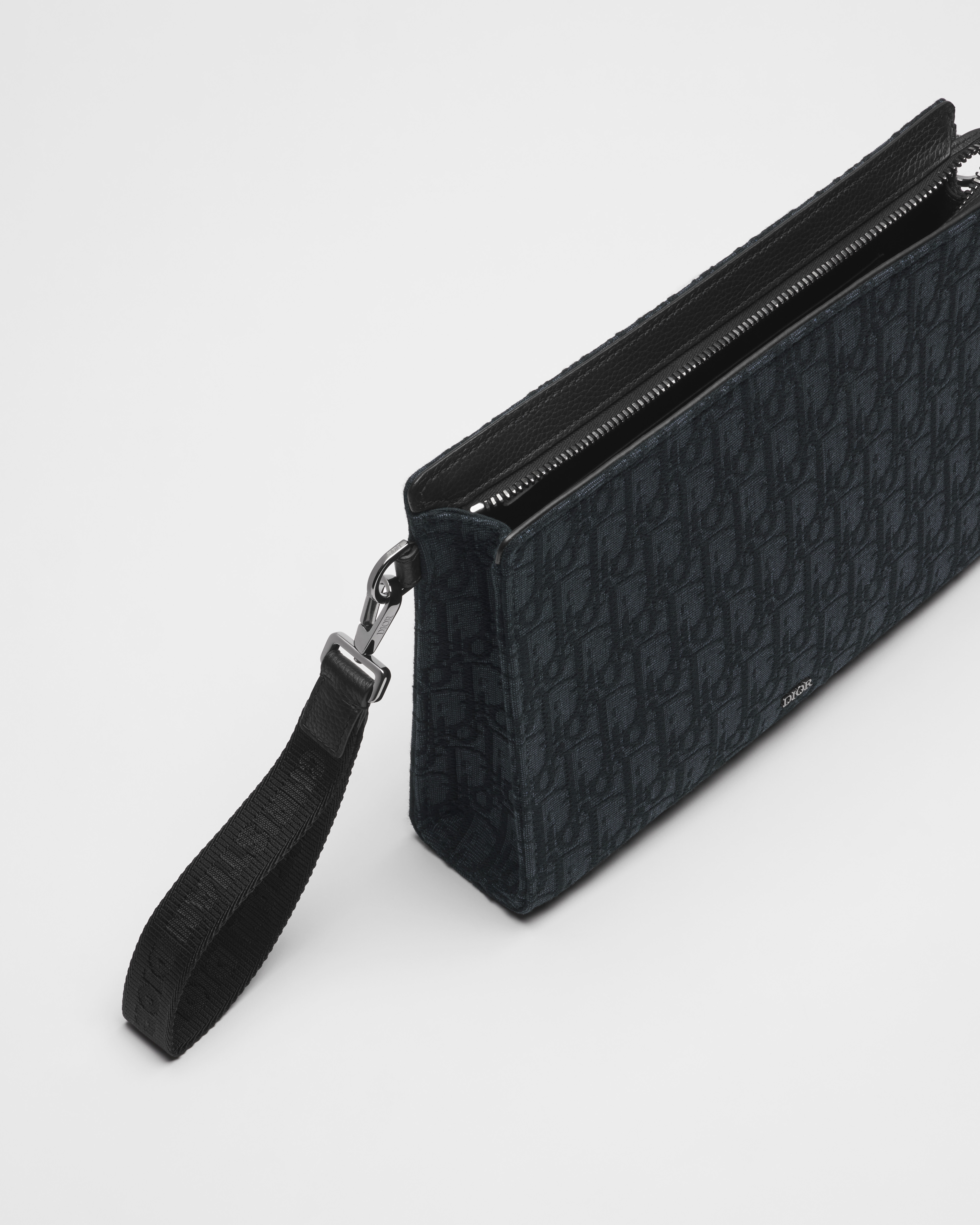 กระเป๋าเพาช์ทรงสามเหลี่ยม A5 ผ้าแจ็กการ์ดลาย Dior Oblique สีดำ E12