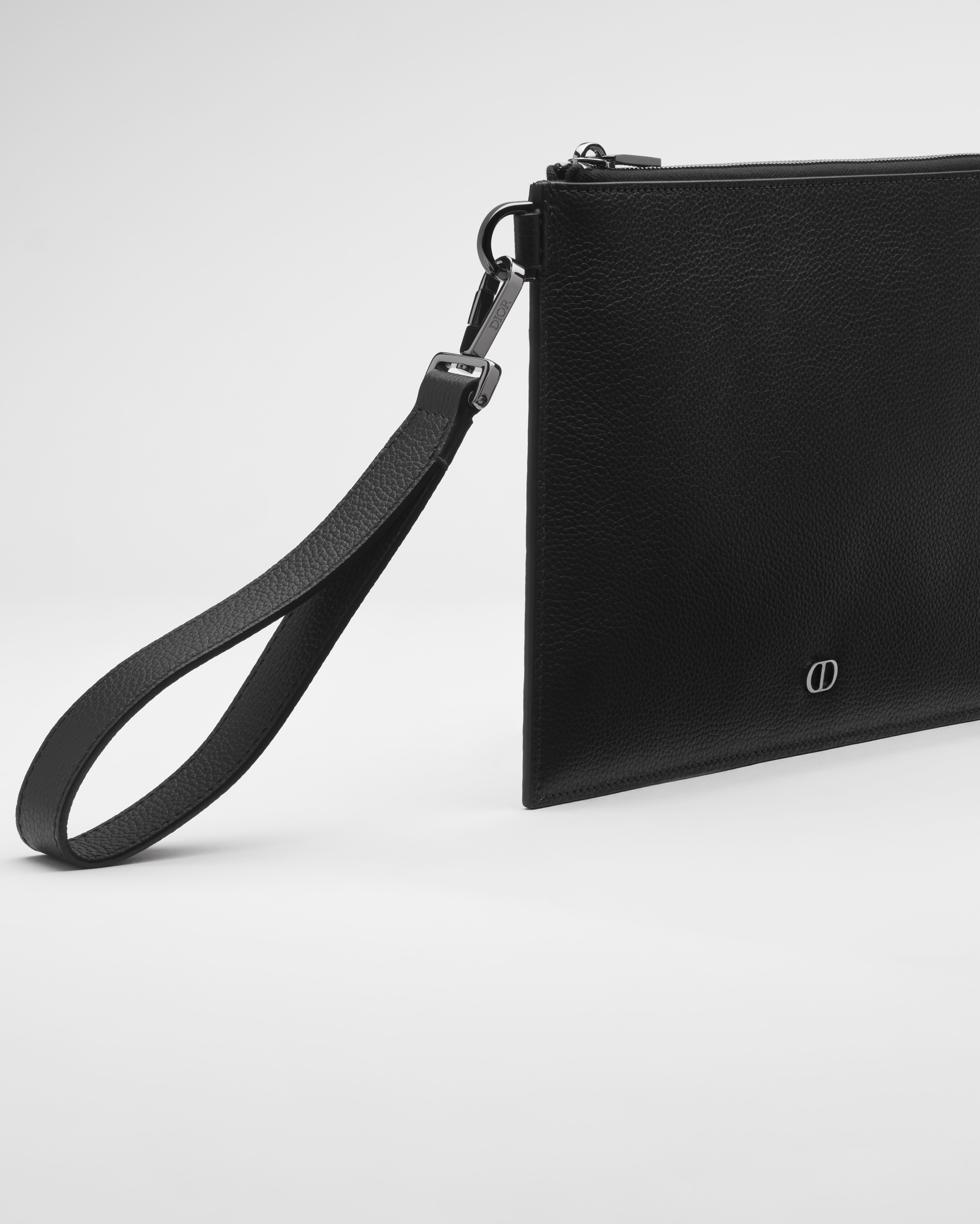 A5 小袋 黑色顆粒小牛皮飾有 CD Icon 標誌 E06