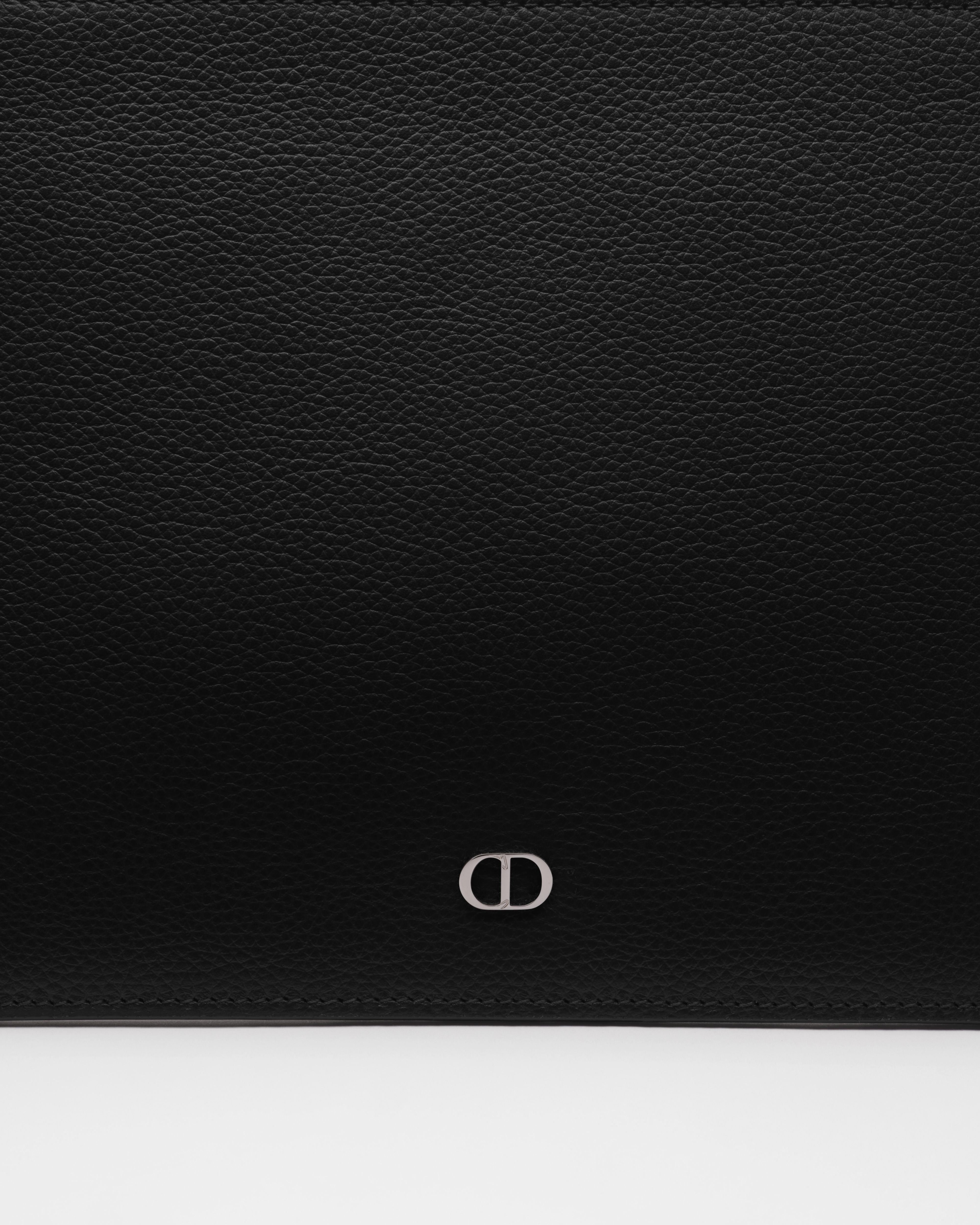 Pouch im DIN-A5-Format Genarbtes Kalbsleder in Schwarz mit CD Icon Detail E09