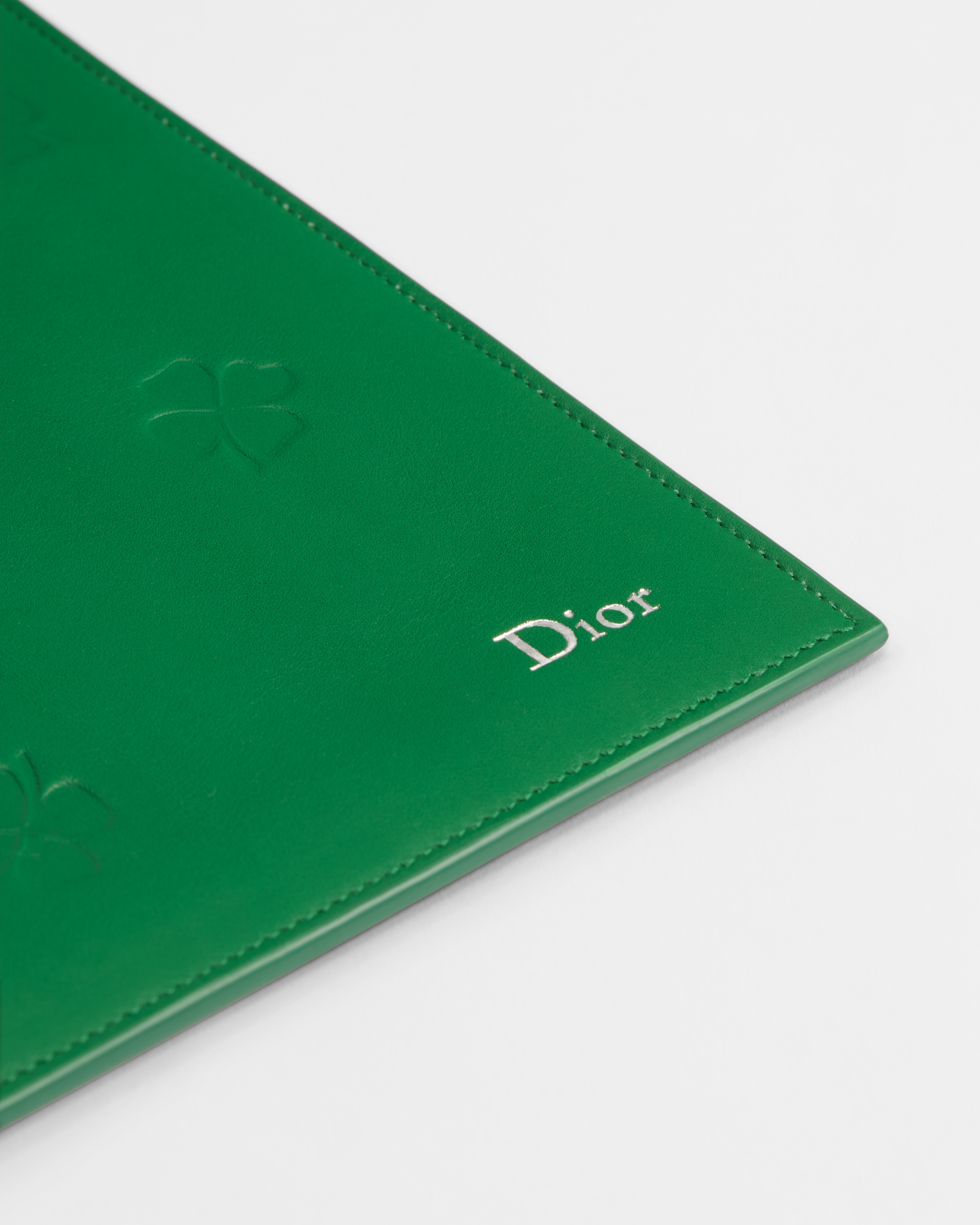Pochette A5 Piel de becerro repujada Dior Clover verde vivo E10