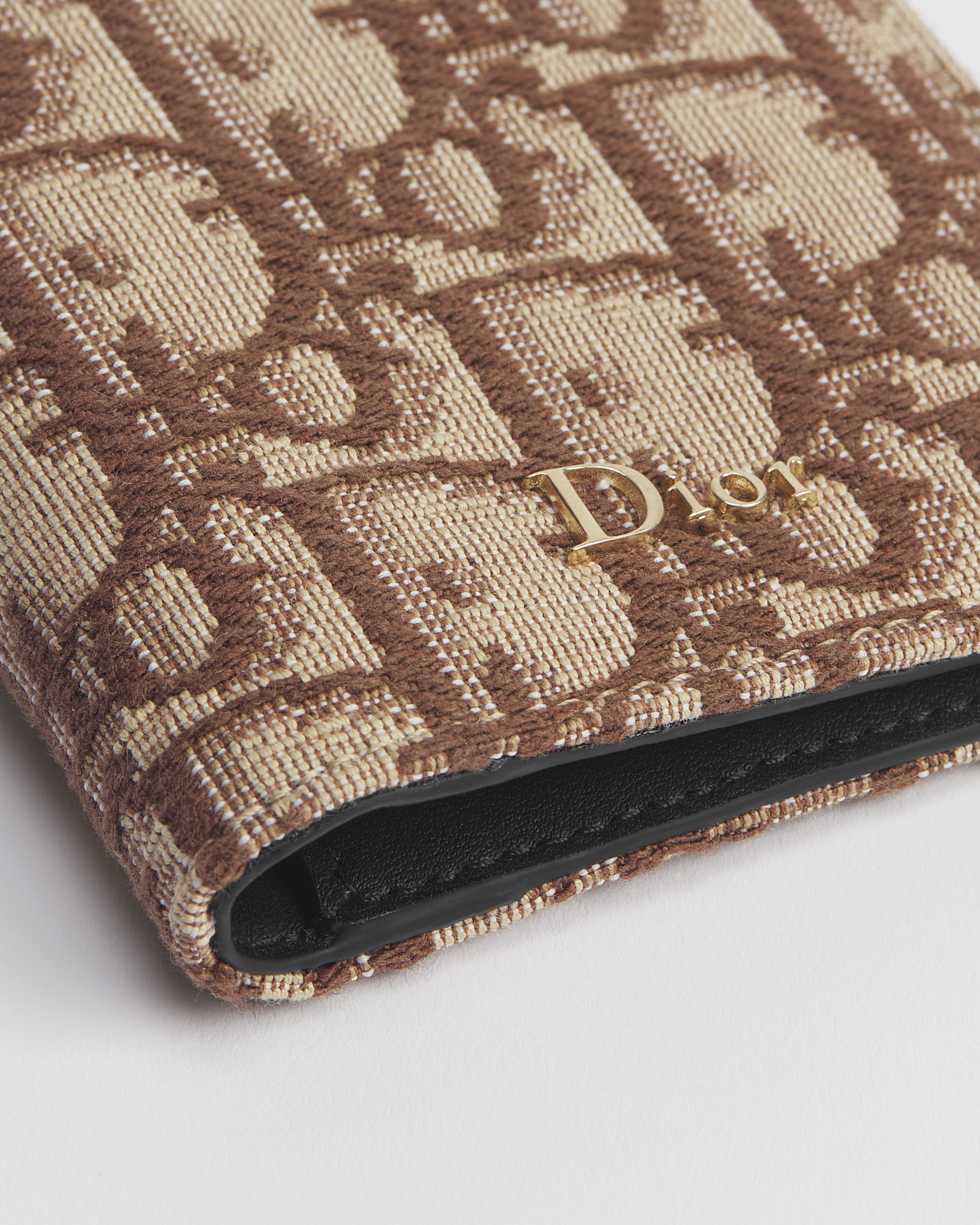 حاملة بطاقات ثنائية الطيّ نمط ديور أوبليك البني بحبك الجاكار E09