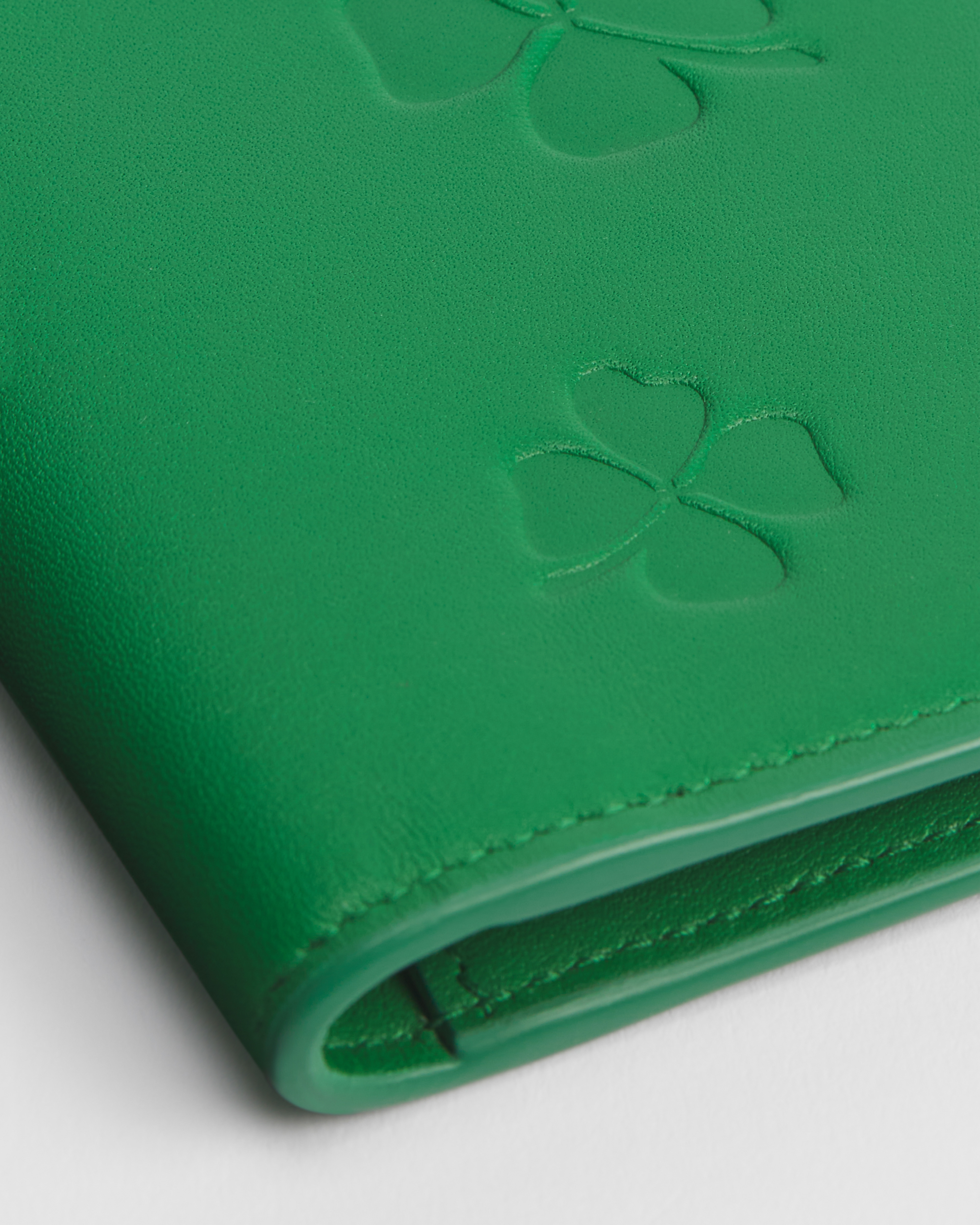 Portacarte bifold Pelle di vitello verde acceso con motivo Dior Clover goffrato E09