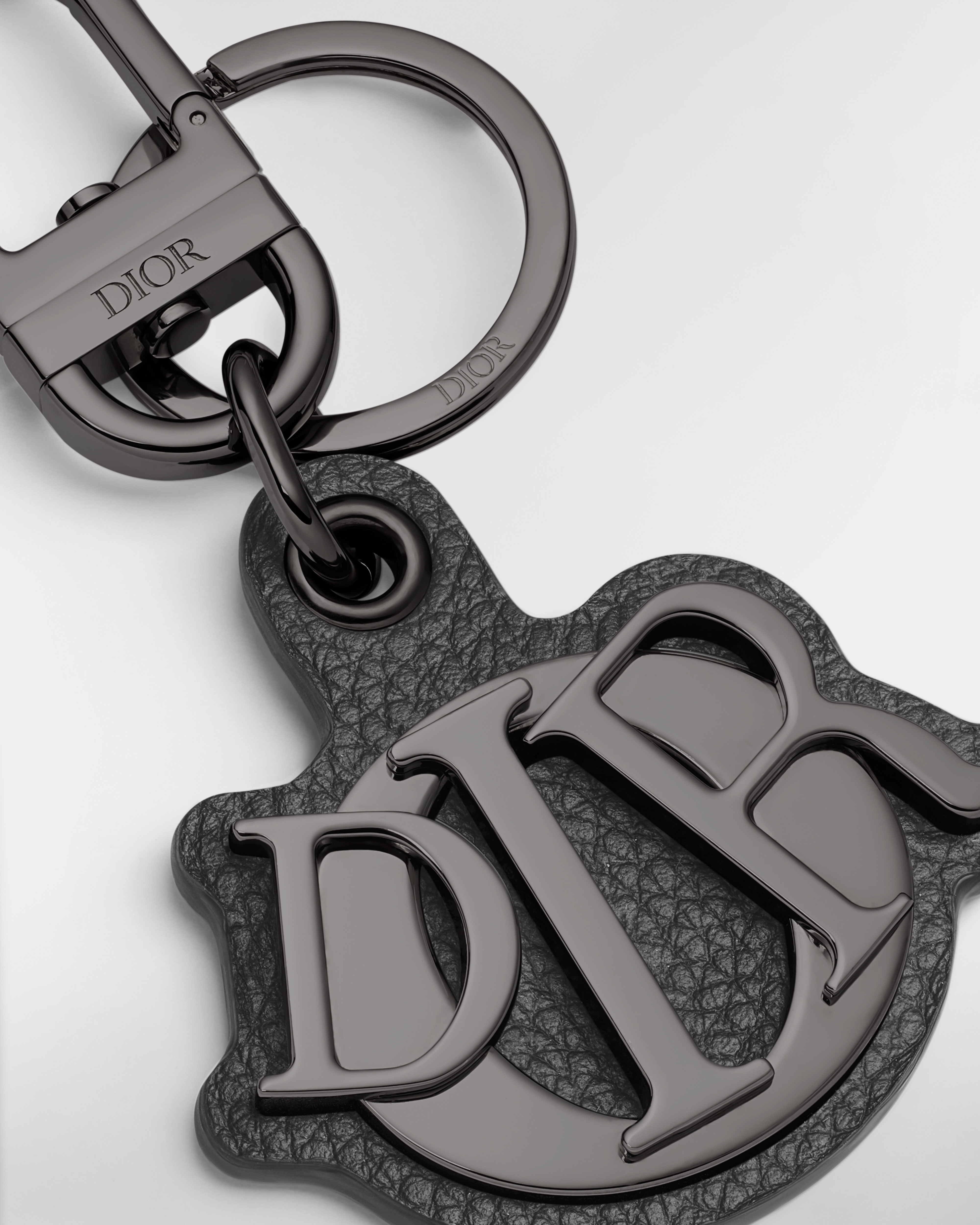 Dior Charm Schlüsselanhänger Genarbtes Kalbsleder in Schwarz und Messing mit Ruthenium-Finish E09