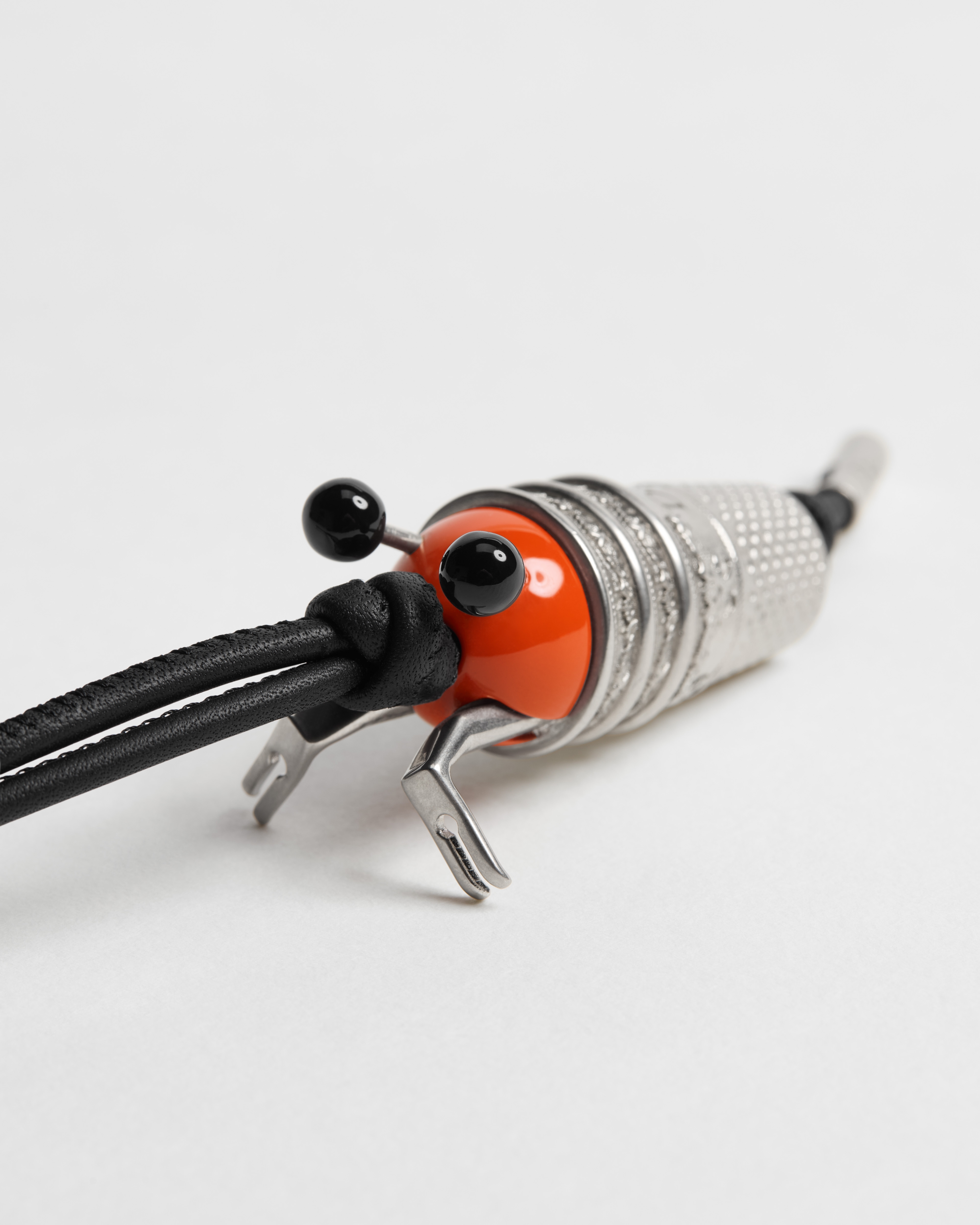 Bijou de sac bernard-l'ermite Cuir de veau lisse noir et laiton vieilli finition argentée E09