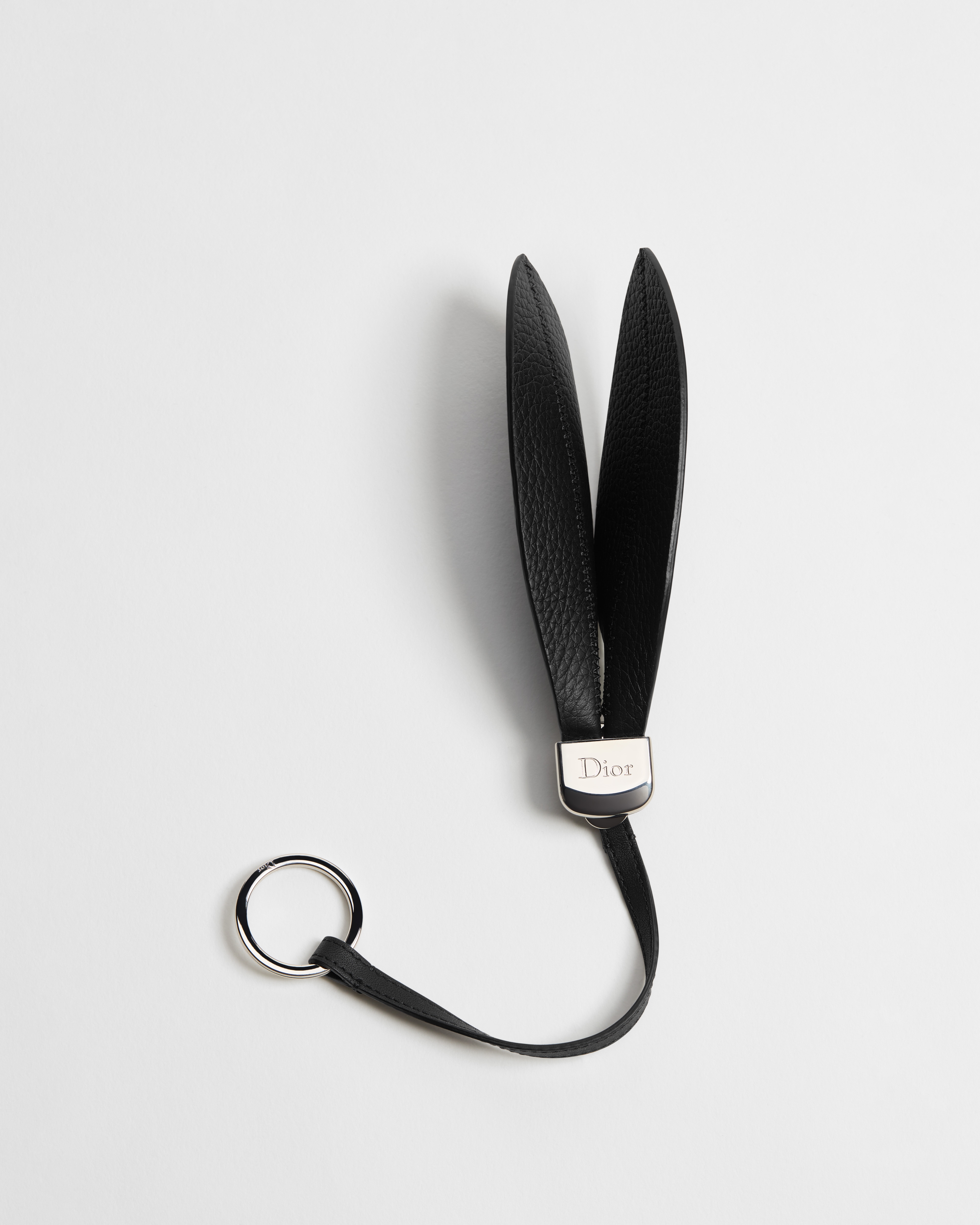 Pferdeohr als Taschenanhänger Genarbtes Taurillon-Leder in Schwarz und Messing mit Palladium-Finish E01