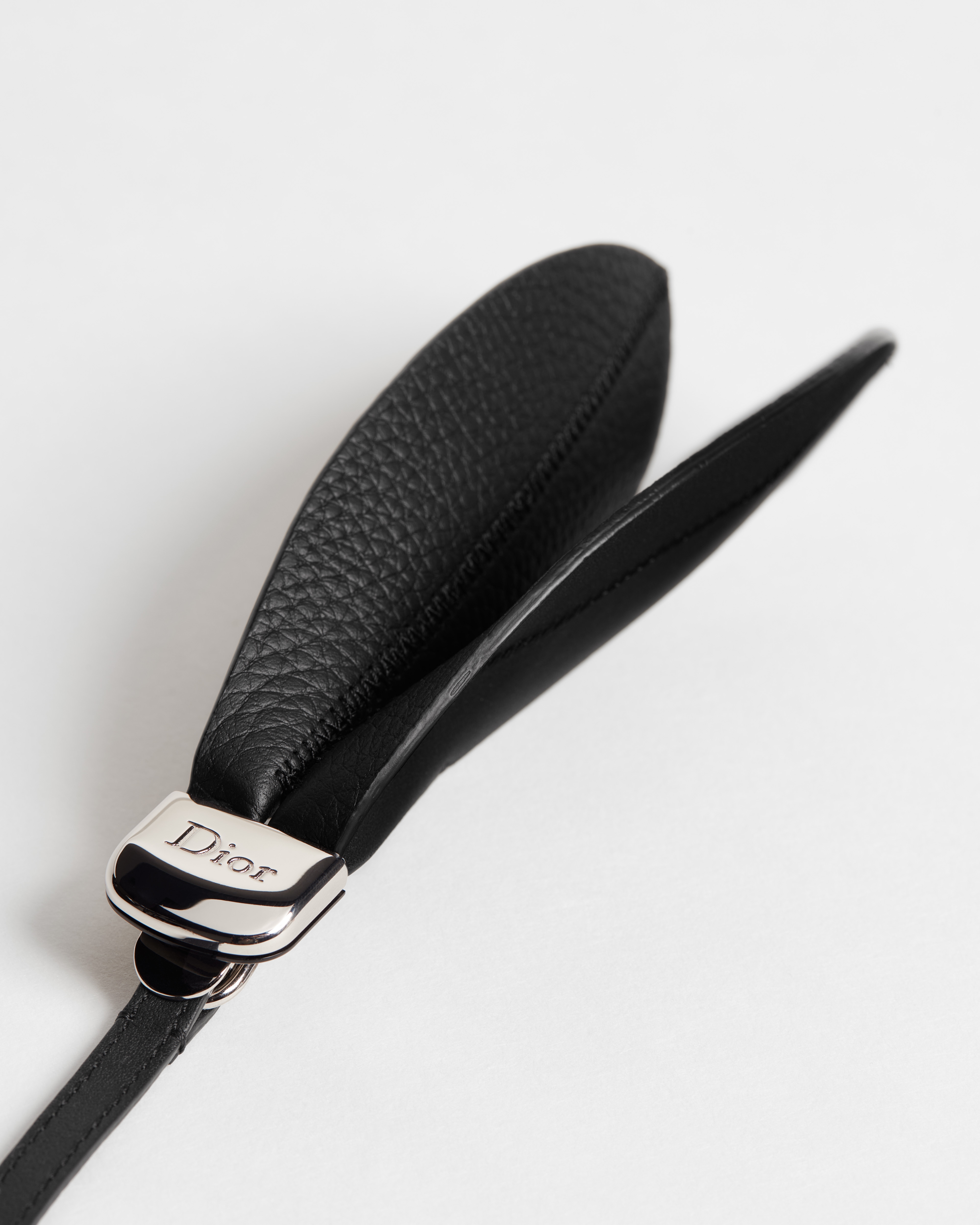 Tasbedeltje paardenoor Zwart generfd Taurillon-leer en messing met palladium afwerking E09