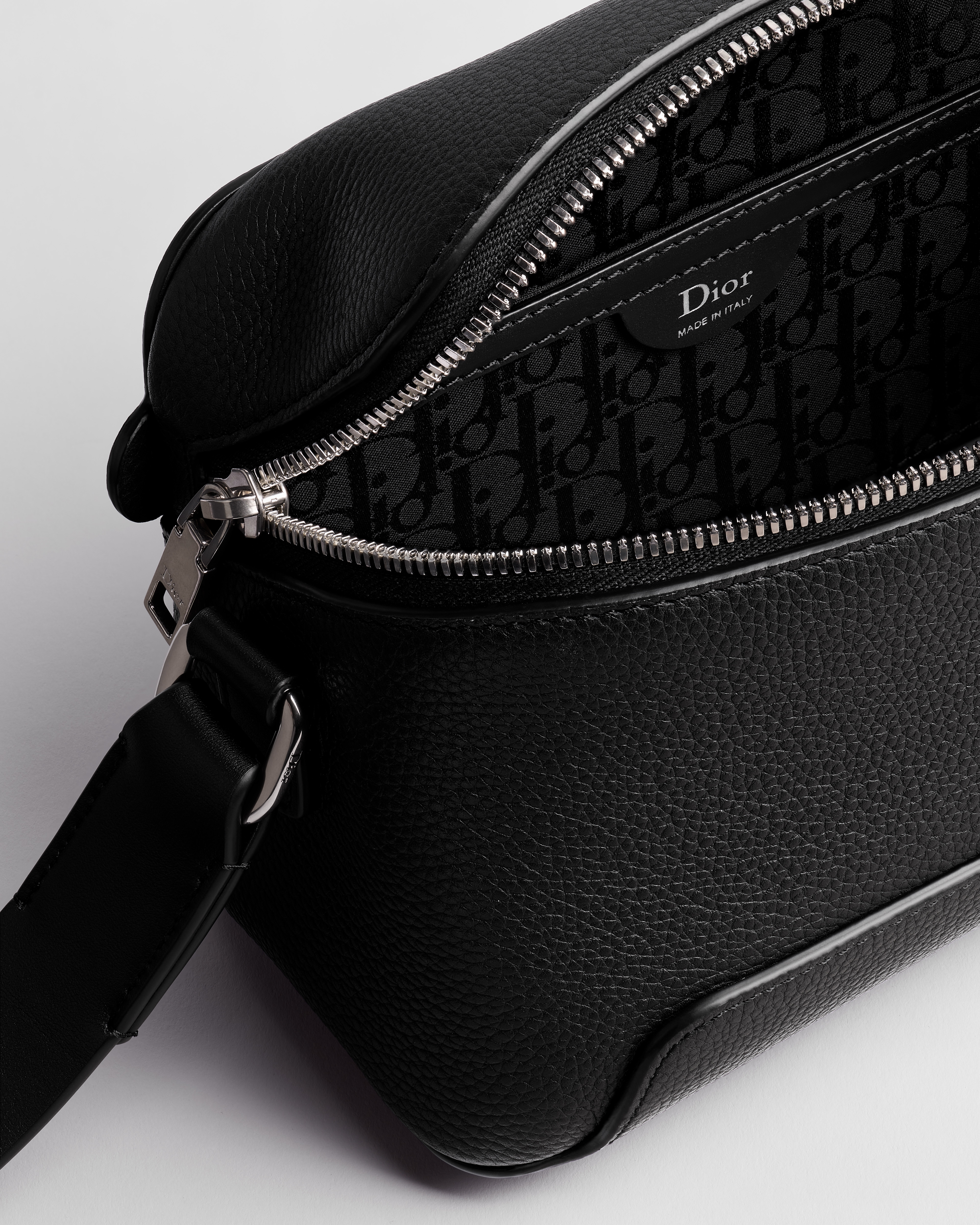 Mini sac zippé à bandoulière Dior Archie Cuir de veau grainé noir E06