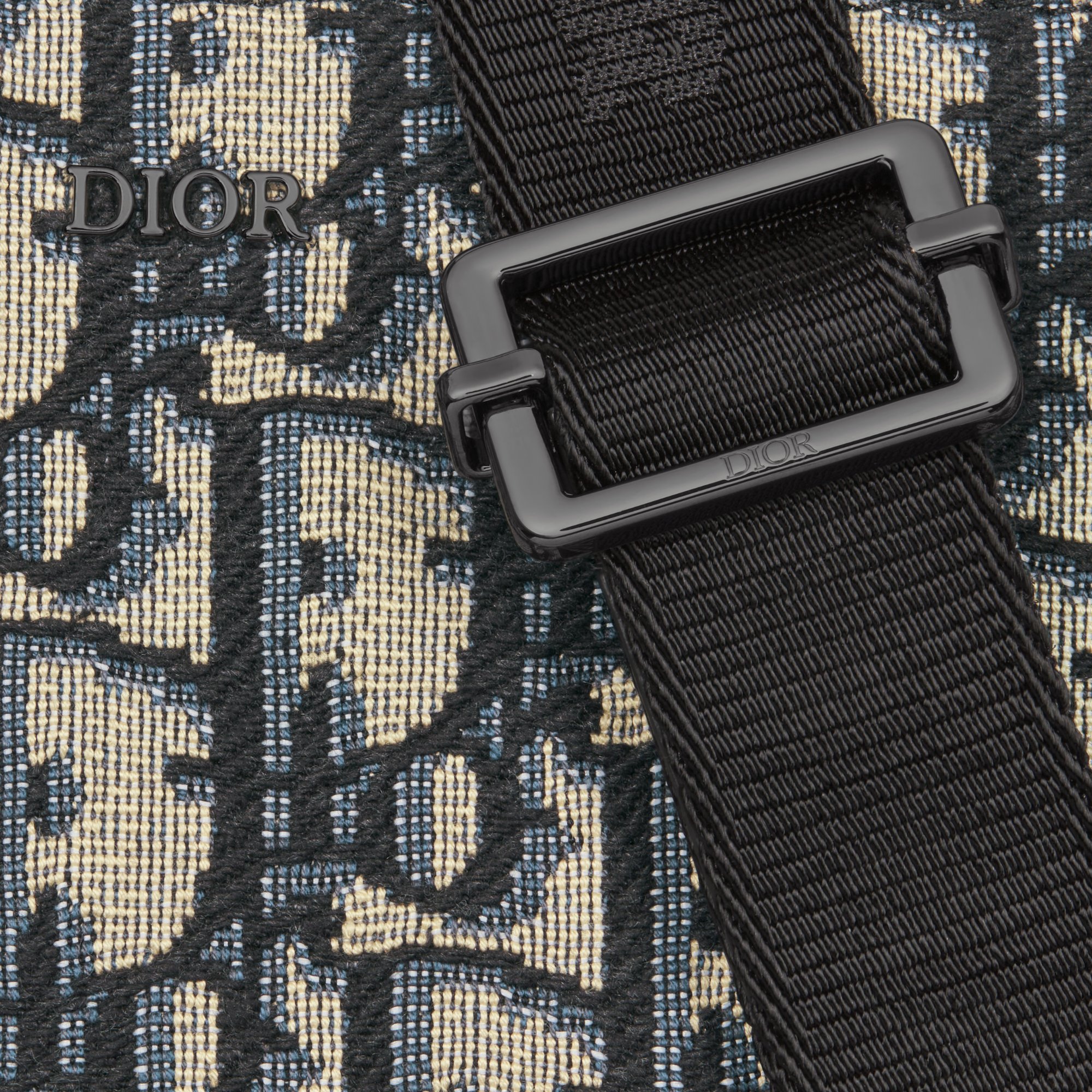 디올 스트랩이 달린 지퍼 파우치 2OBBC119YSE_H05E