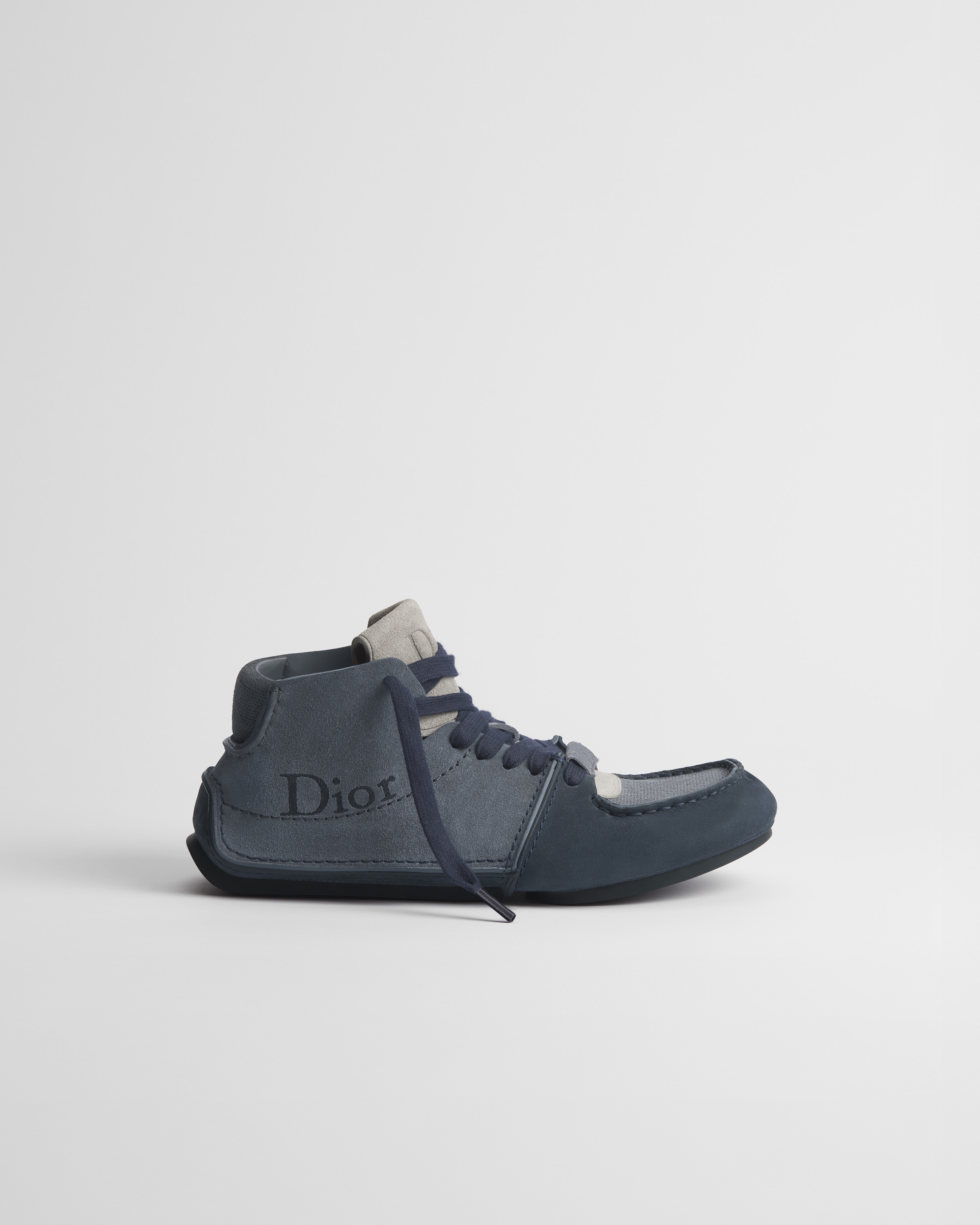 รองเท้าบูทผูกเชือก Dior Roadie หนังนูบัคสีน้ำเงินเข้มและหนังลูกวัวแบบหนังกลับสีน้ำเงินเข้ม E02