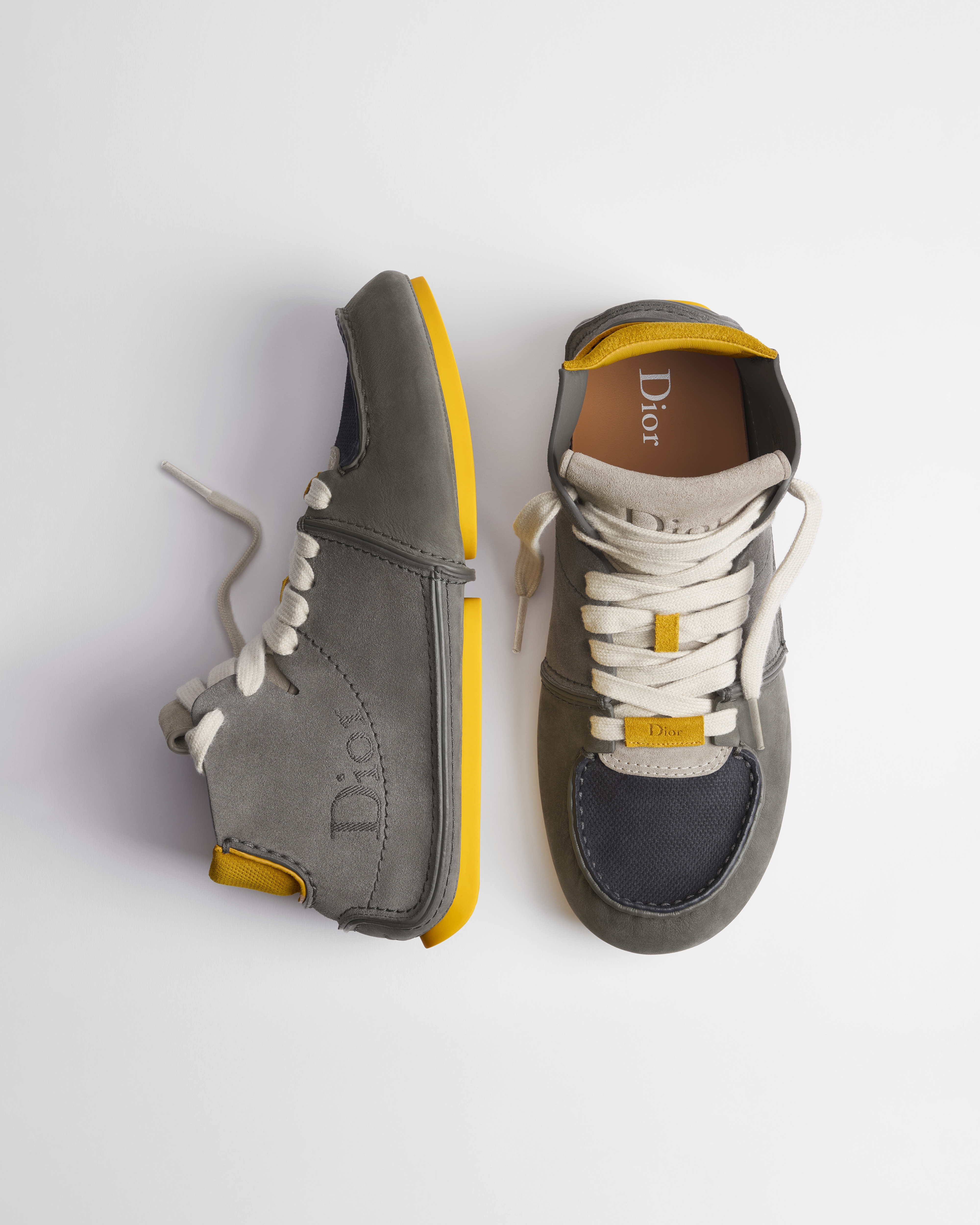 Bottine à lacets Dior Roadie Nubuck gris et veau velours gris, bleu marine et jaune E06