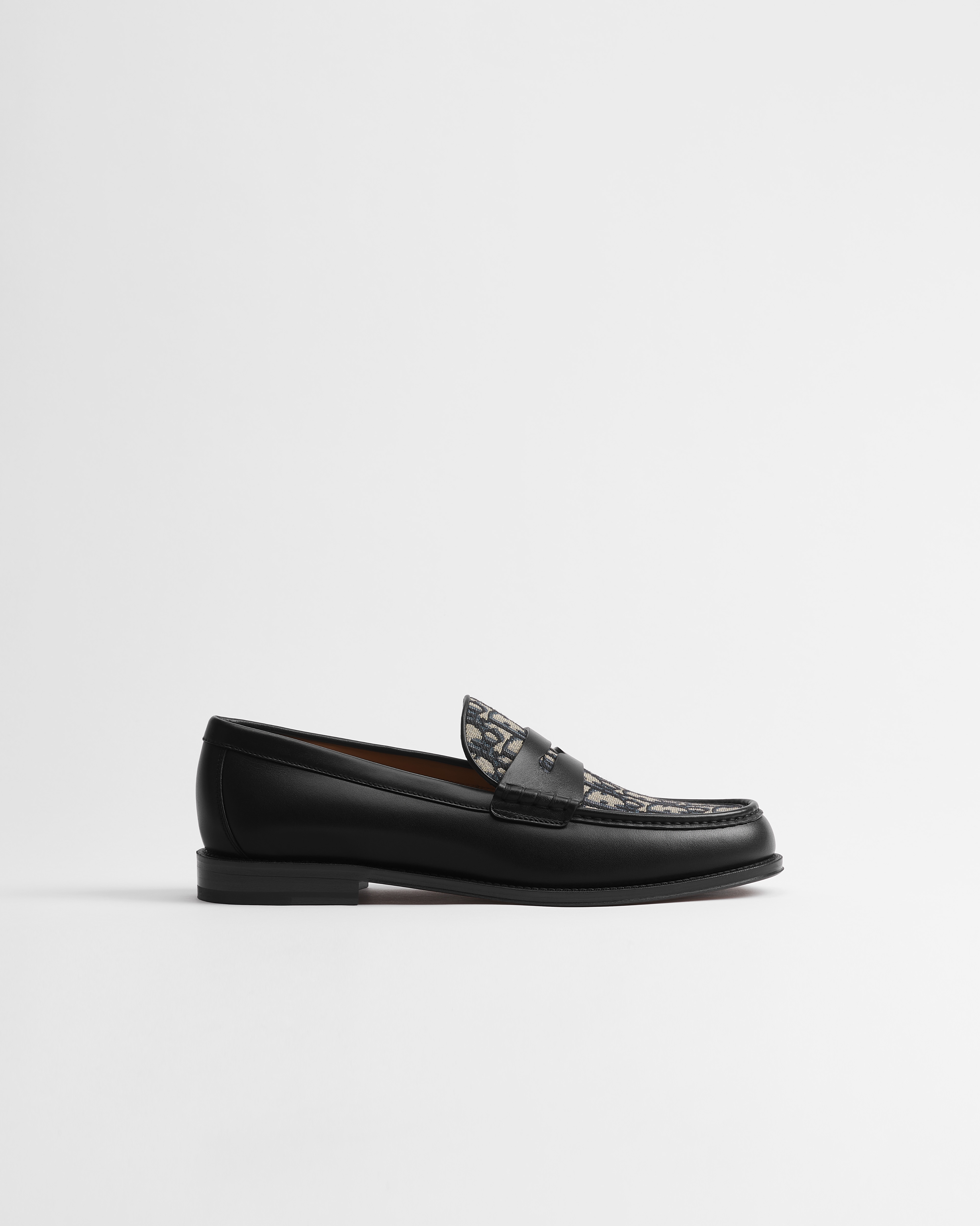 Dior Granville Loafer Glattes Kalbsleder in Schwarz und Dior Oblique Jacquard in Beige und Schwarz E02